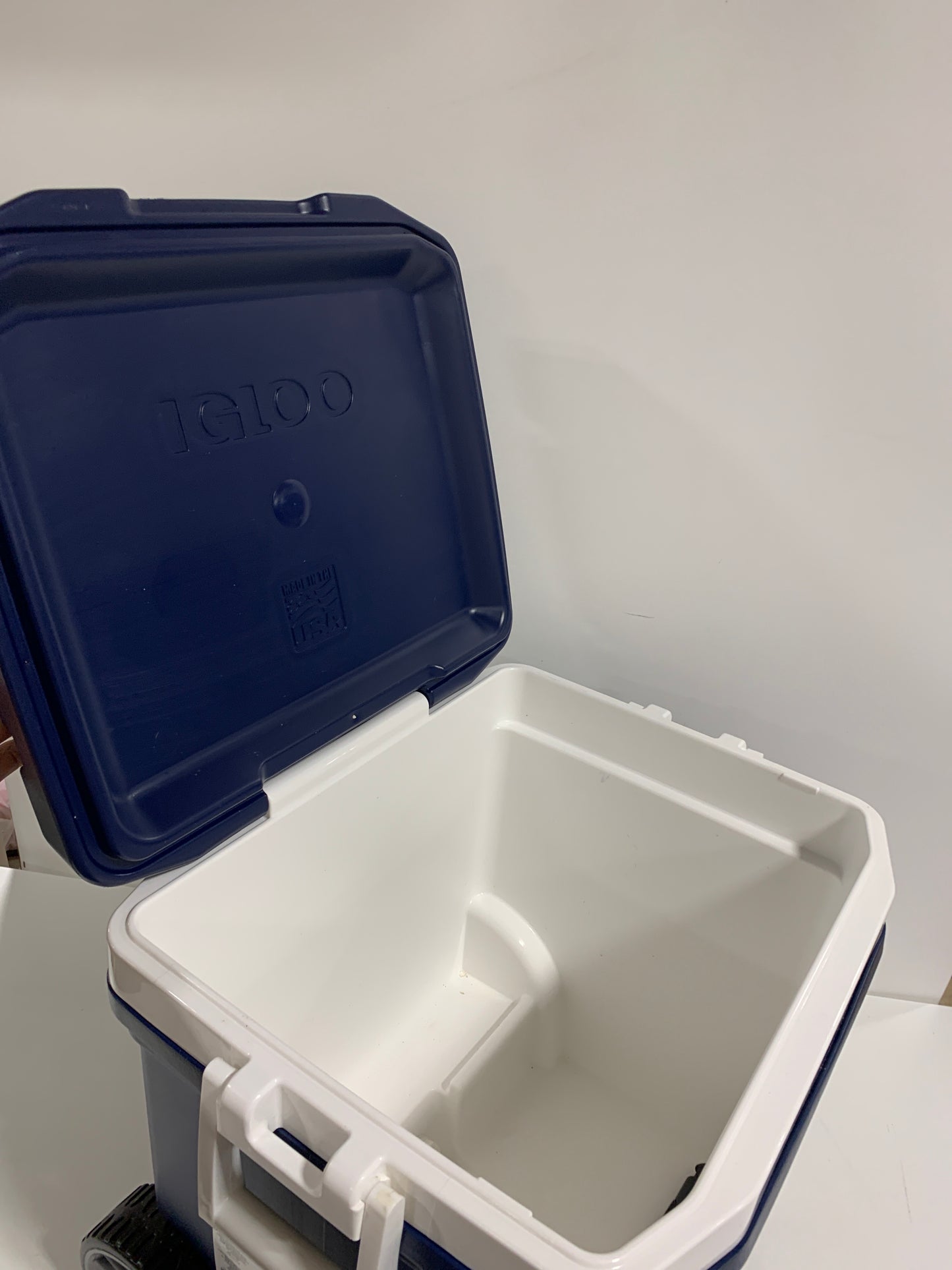 Used See Desc IGLOO MaxCold 58 Litre (62 US QT) Roller Cool Box Ice Cooler 98 Cans