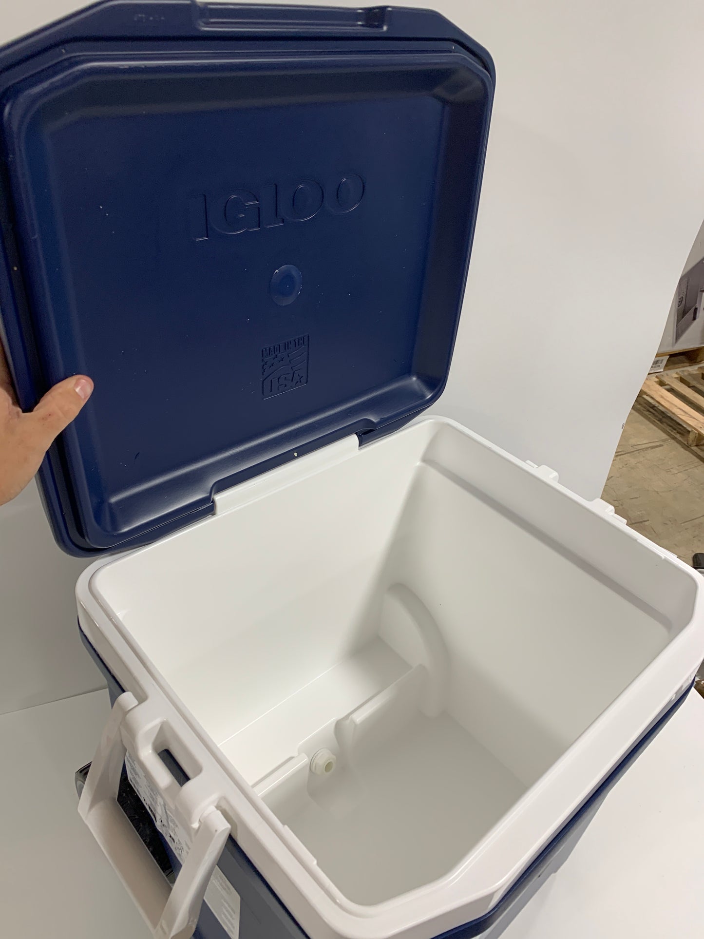 Used See Desc IGLOO MaxCold 58 Litre (62 US QT) Roller Cool Box Ice Cooler 98 Cans