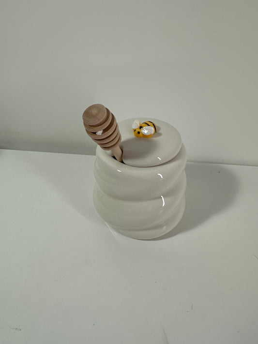 KEKEHOME Ceramic Honey Pot with Lid and Wooden Dipper, 14oz Beehive Honey Jar for Home Kitchen Honey Syrup Jam Jelly,White