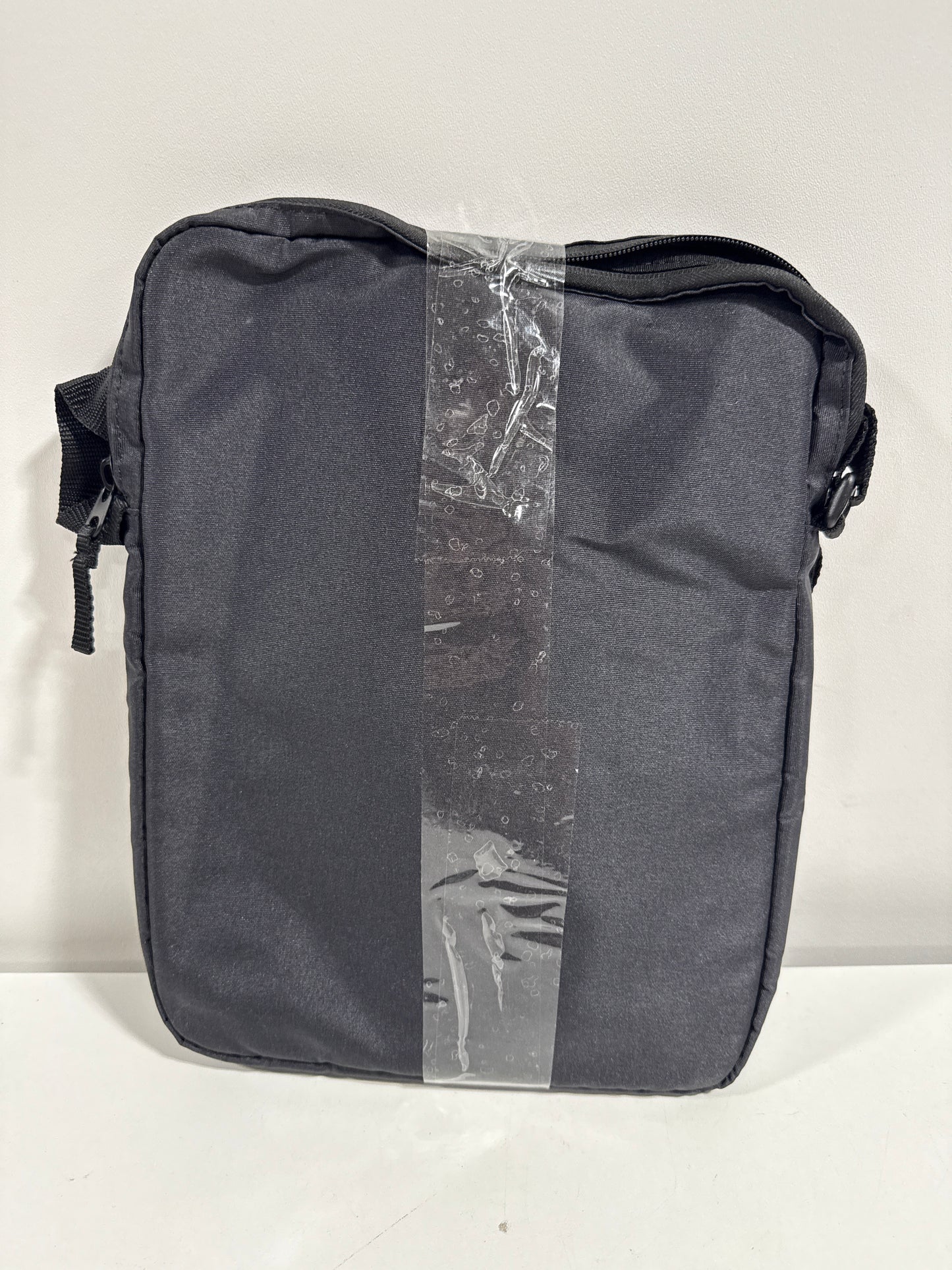 Solo New York Recycled Hydro Sling for 14" Laptops, Black