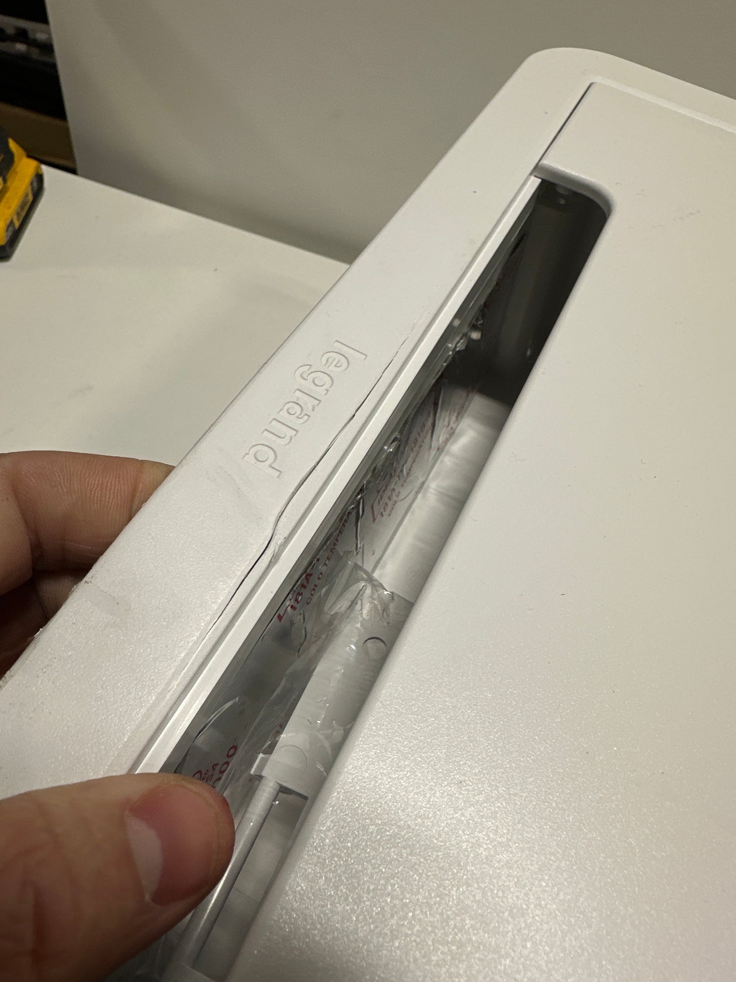 Crack Sanus - TV Media in-Wall Box - 17" - White