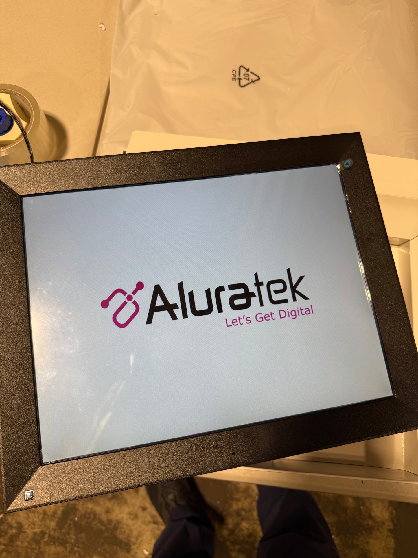 Aluratek - 15" Touchscreen LCD Wi-Fi Digital Photo Frame - Black