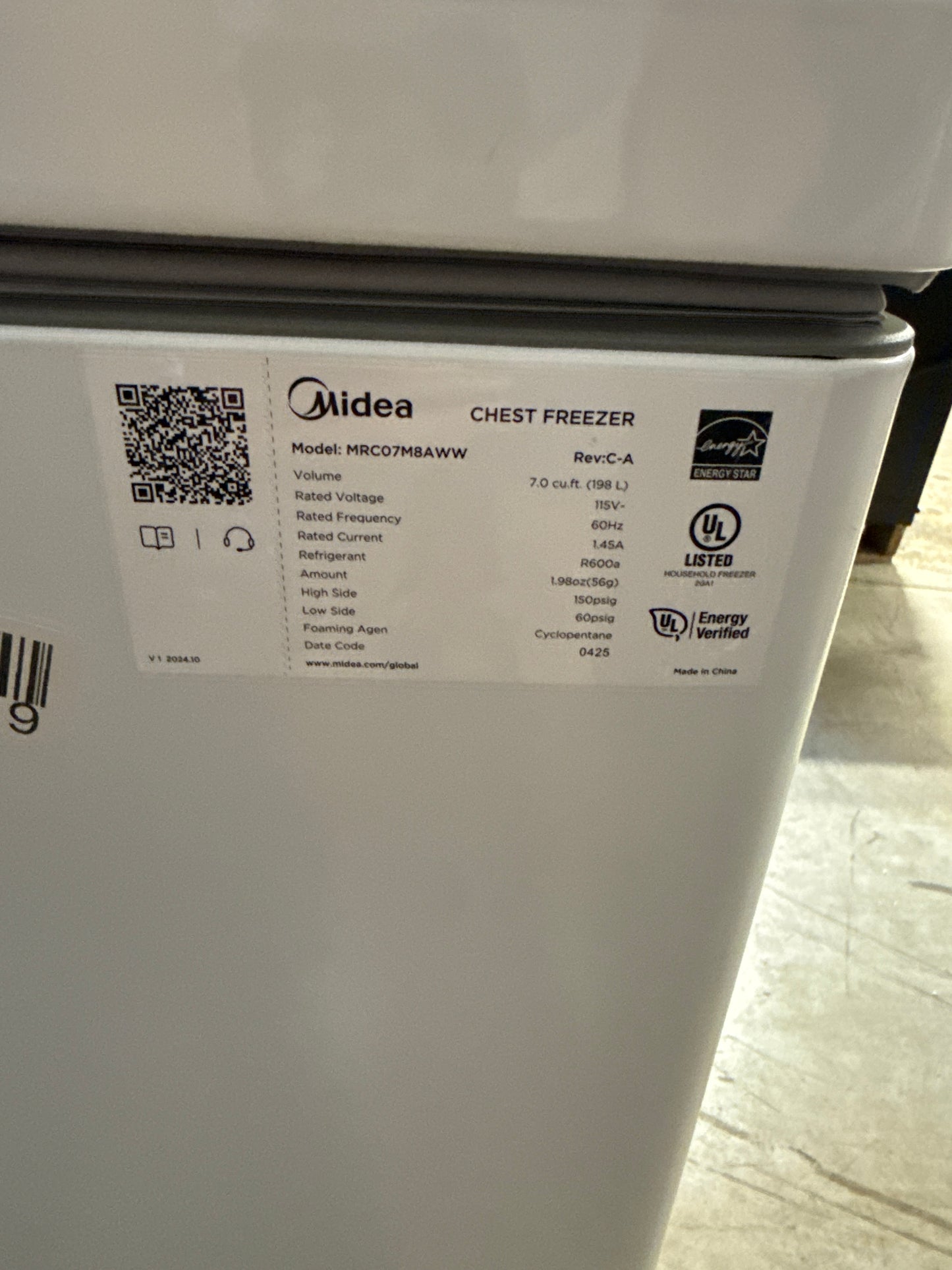 Dent Midea Convertible Chest Freezer with Interior LED Light, 7.0 cu ft, White