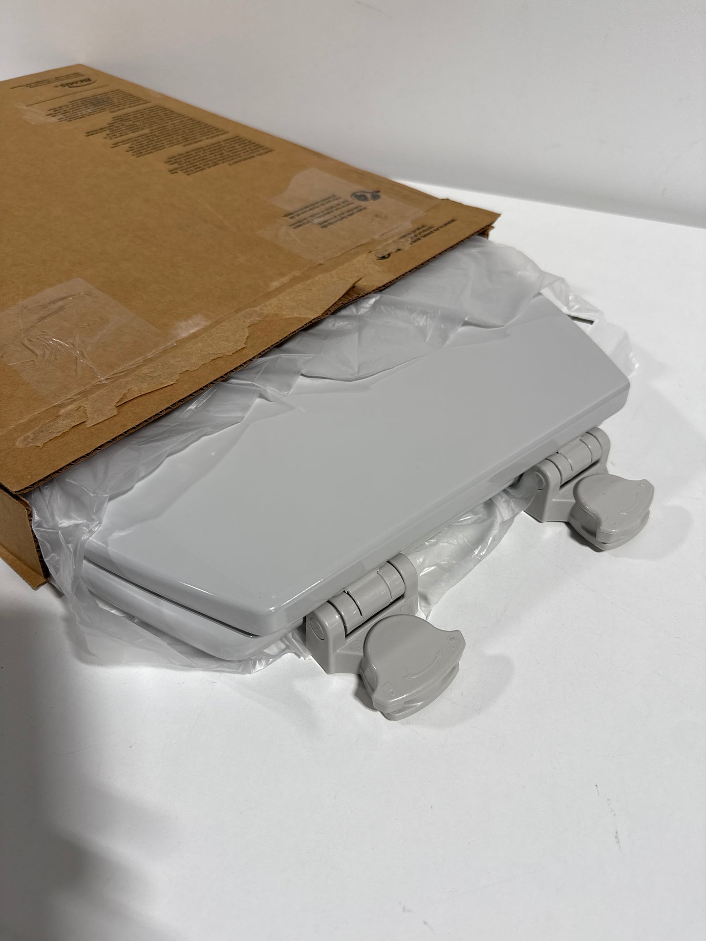 Bemis 500EC Round Closed-Front Toilet SeatQuick Release Ice Grey Toilets and Bidets Toilet Seats Round Toilet Seats