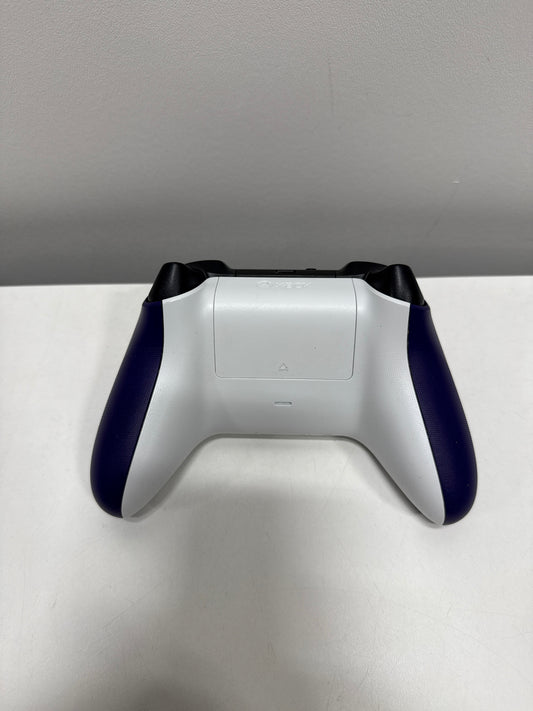 Used Microsoft - Xbox Wireless Controller for Xbox Series X, Xbox Series S, Xbox One, PCs, and Cloud-Enabled Devices - Astral Purple
