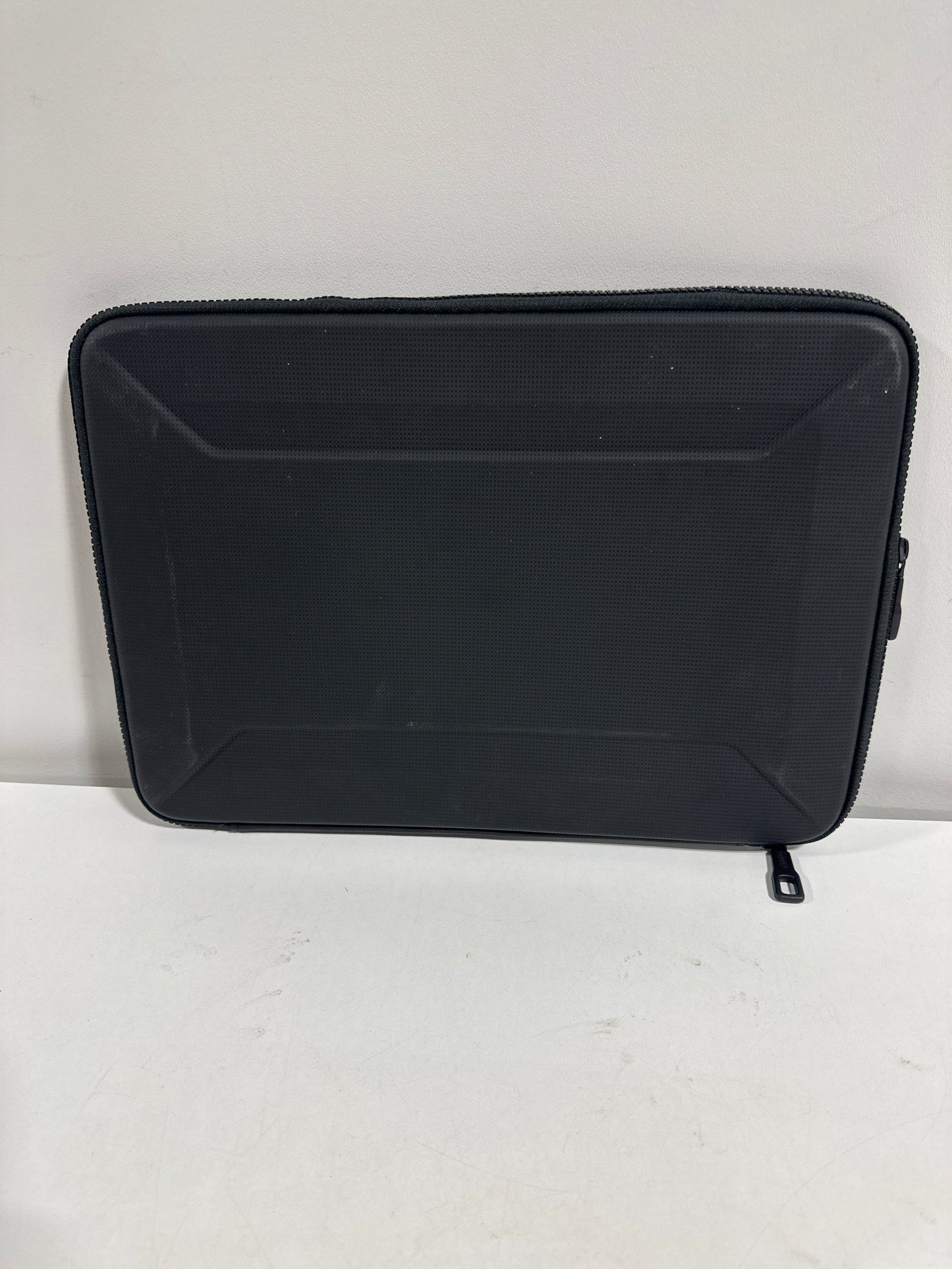 Thule - Gauntlet Laptop Sleeve Laptop Case for 16” Apple MacBook Pro, 15” Apple MacBook Pro, PCs Laptops & Chromebooks up to 14” - Black