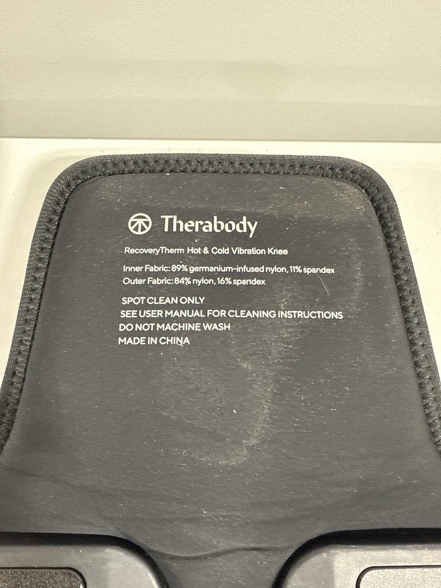 Therabody - RecoveryTherm Knee Multi-Therapy Knee Wrap - Black