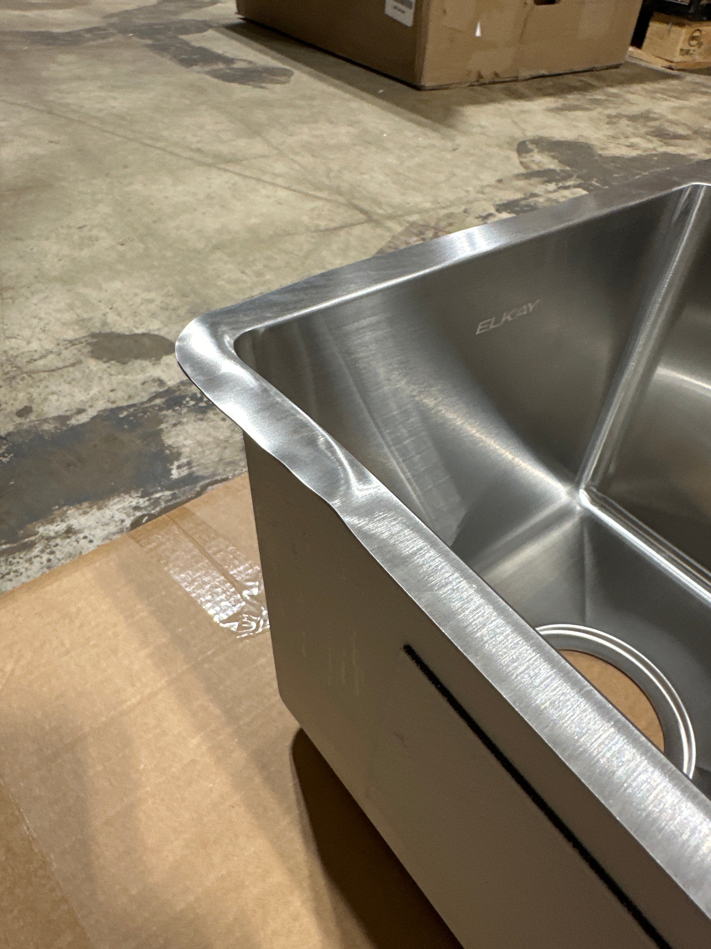 Dent Elkay Crosstown 18 Gauge Stainless Steel 31-1/2" x 18-1/2" x 9" 40/60 Double Bowl Undermount Sink Kit