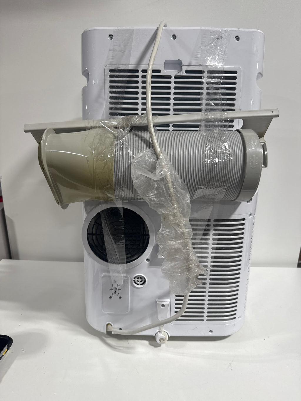 Used GE - 450 Sq. Ft. 10,400 BTU Smart Portable Air Conditioner - White - *Home Environment