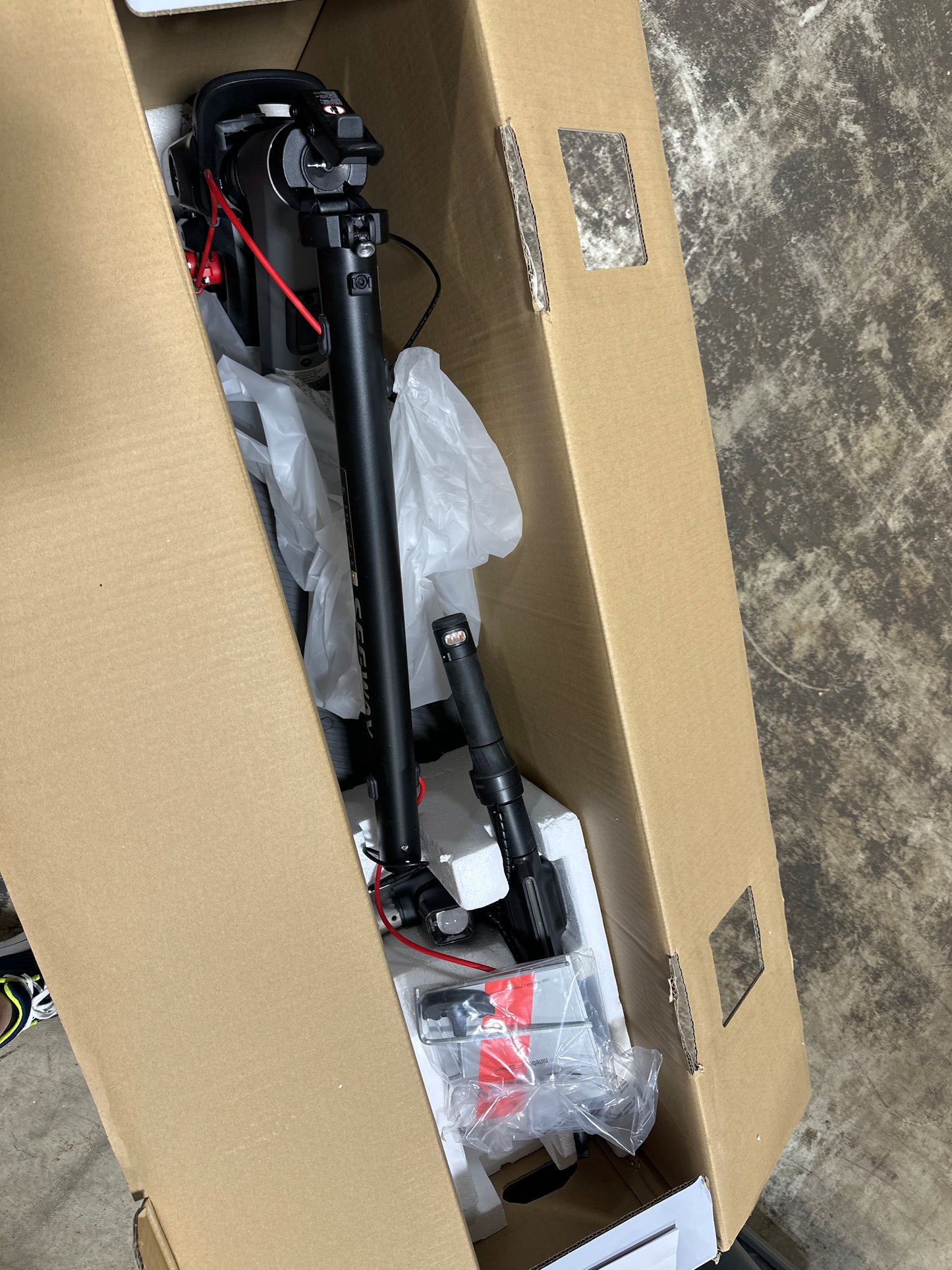 Segway - F3 Electric Scooter, w/ 44 miles Max Range & 20 mph Max Speed w/ 10-Inch Self-Sealing Tubeless Tires - Black