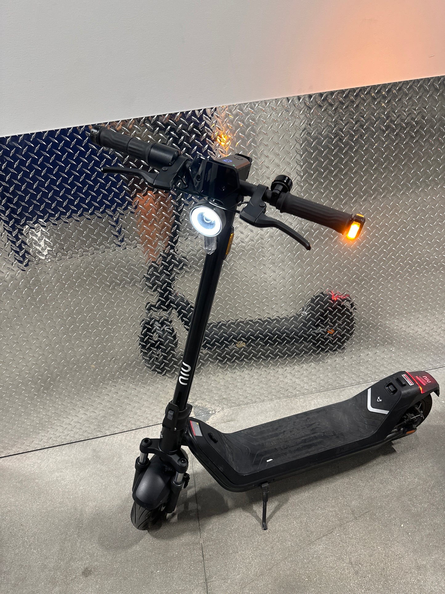 Used NIU - KQi 300P Foldable Electric Kick Scooter W/ 30 Mi Max Range & 20 Mph Max Speed - Black