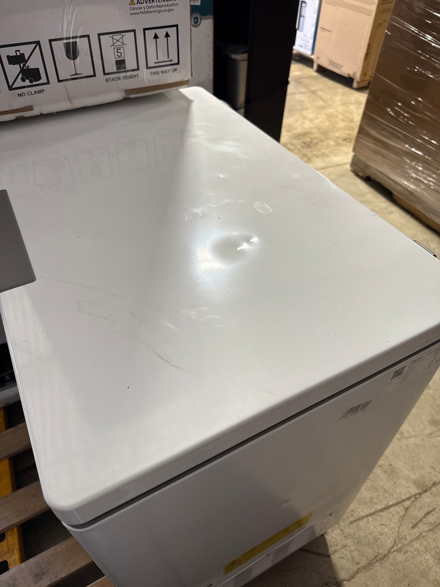 Dent Midea Convertible Chest Freezer with Interior LED Light, 7.0 cu ft, White