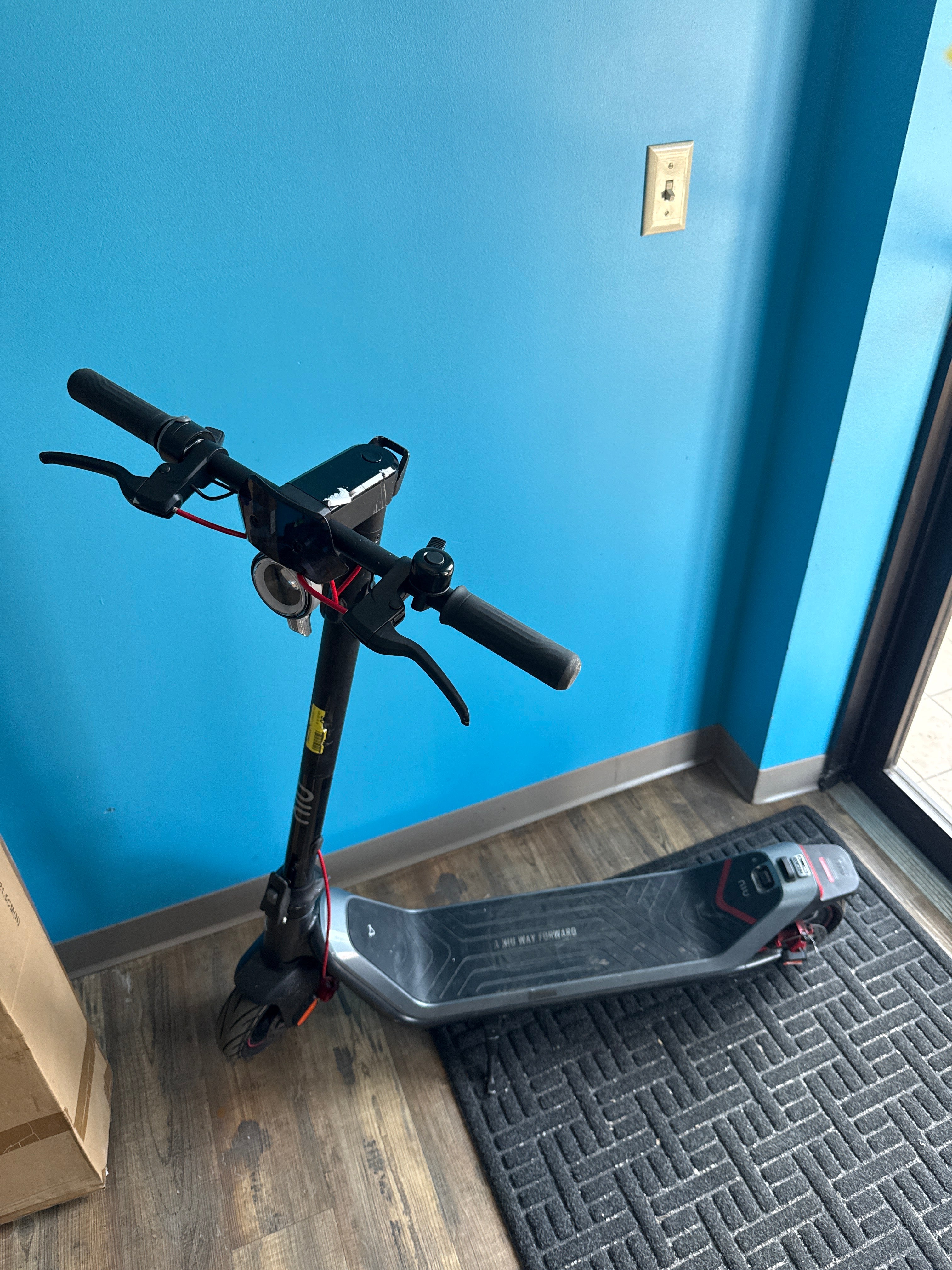 Used NIU - KQi3 Max Foldable Electric Kick Scooter w/ 40 mi Max Operating Range & 23.6 mph Max Speed - Space Gray
