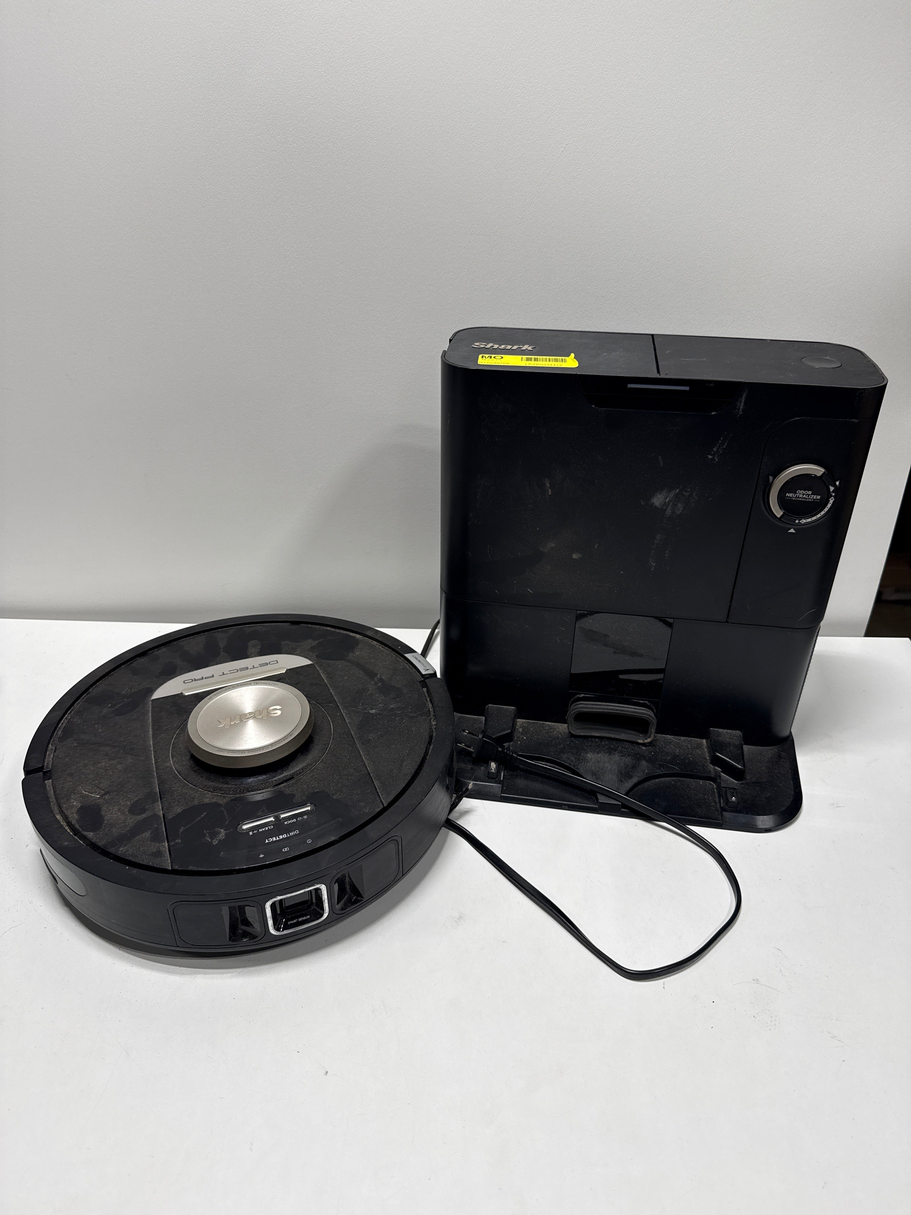 Used Shark PowerDetect Robot Vacuum Self-Emptying 60-Day Base Pet Friendly HEPA Filtration RV2820AE