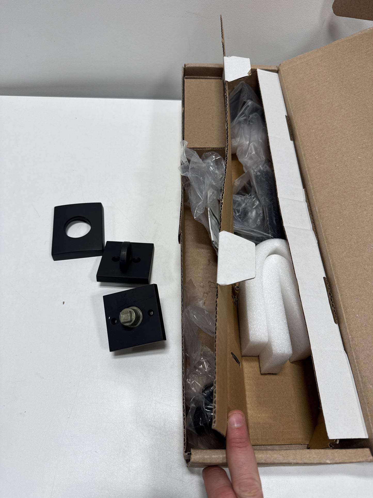 Scratch Baldwin SC.LAJxCON.CSR.SMT La Jolla SmartKey Single Cylinder Keyed Entry Handleset with Modern Knob and Modern Square Interior Trim from the Reserve