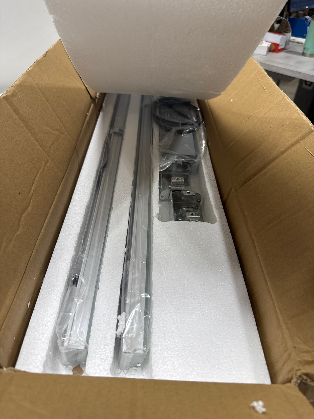 Robern GLA40ELPS3D Vesper 1-3/8" W X 40" H Edgeline Lighting for M Series or PL Series Cabinets