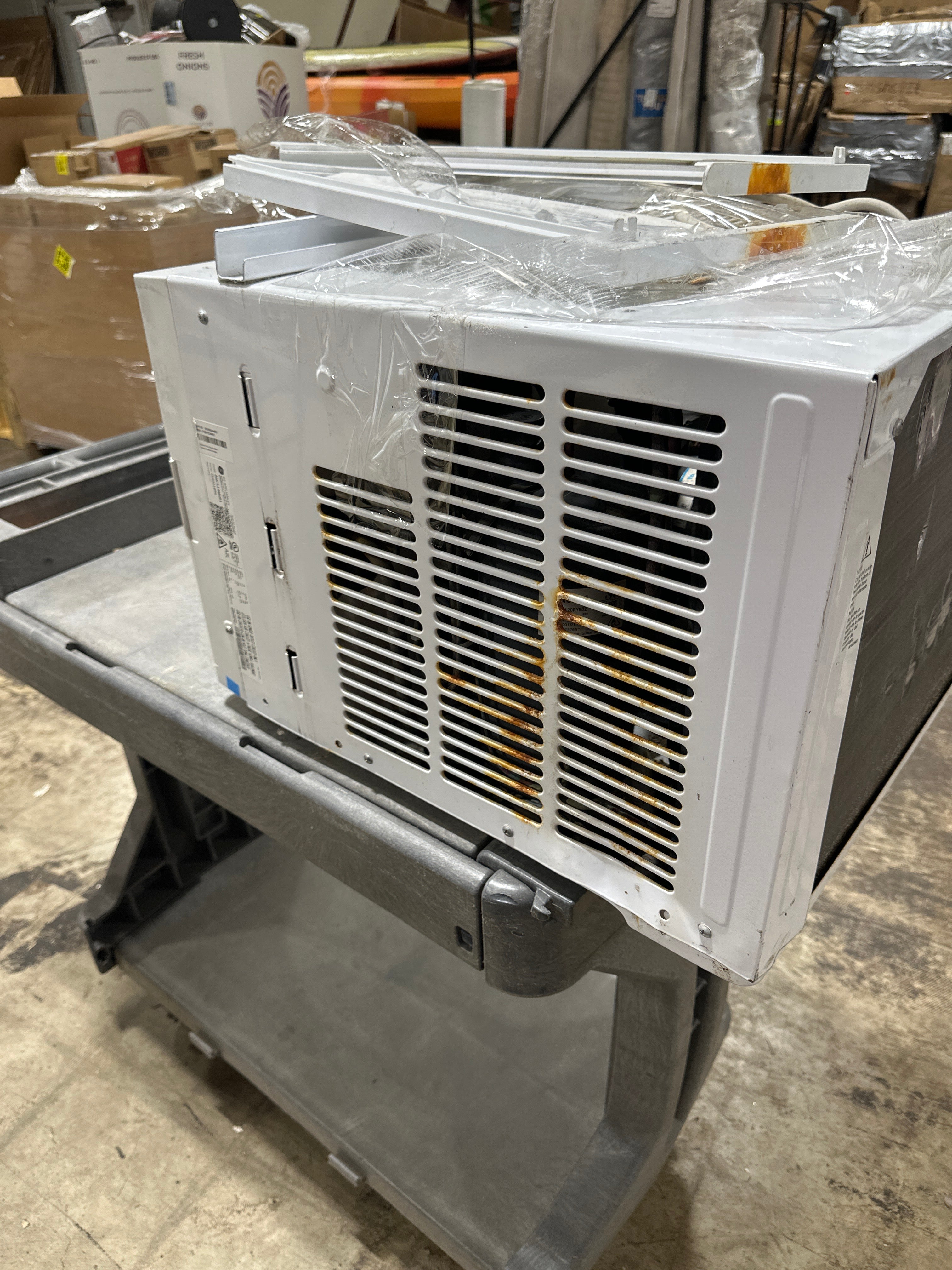 Used GE - 700 Sq. Ft. 14000 BTU Smart Window Air Conditioner - White - *Home Environment