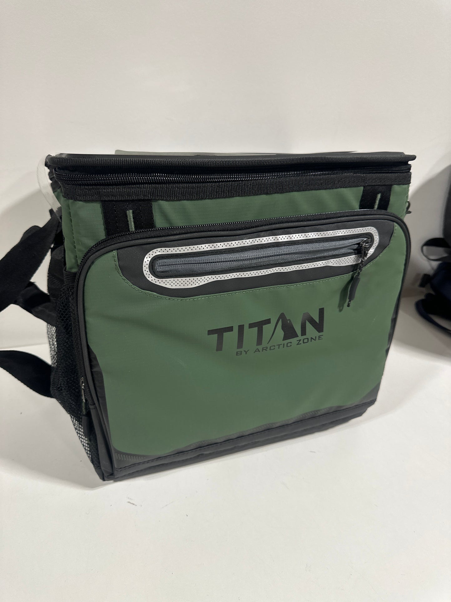 Titan 40 Can Cooler Black/Green
