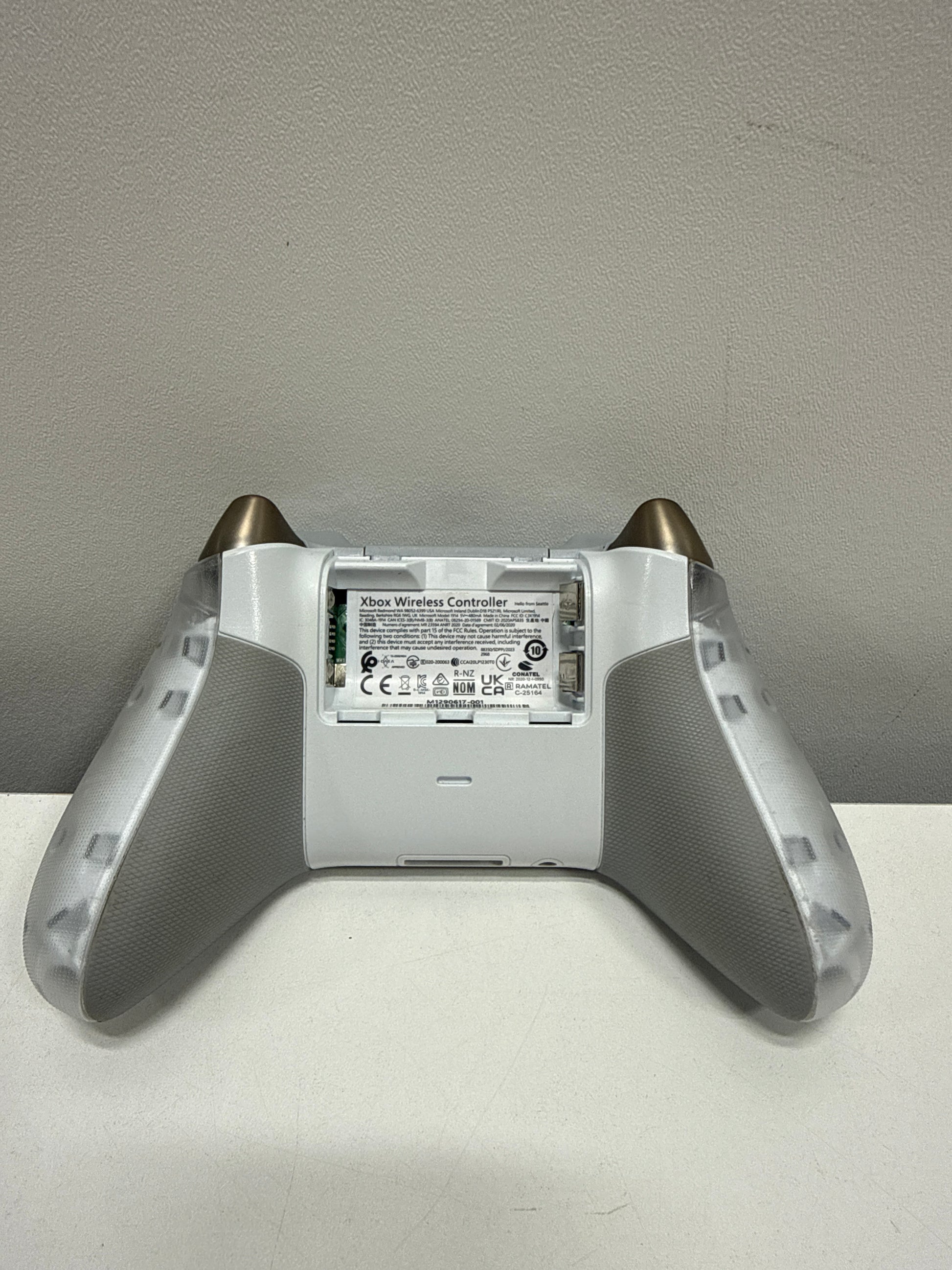 Used See Desc Microsoft - Xbox Wireless Controller for Xbox Series X Xbox Series S Xbox One PCs and Cloud-Enabled