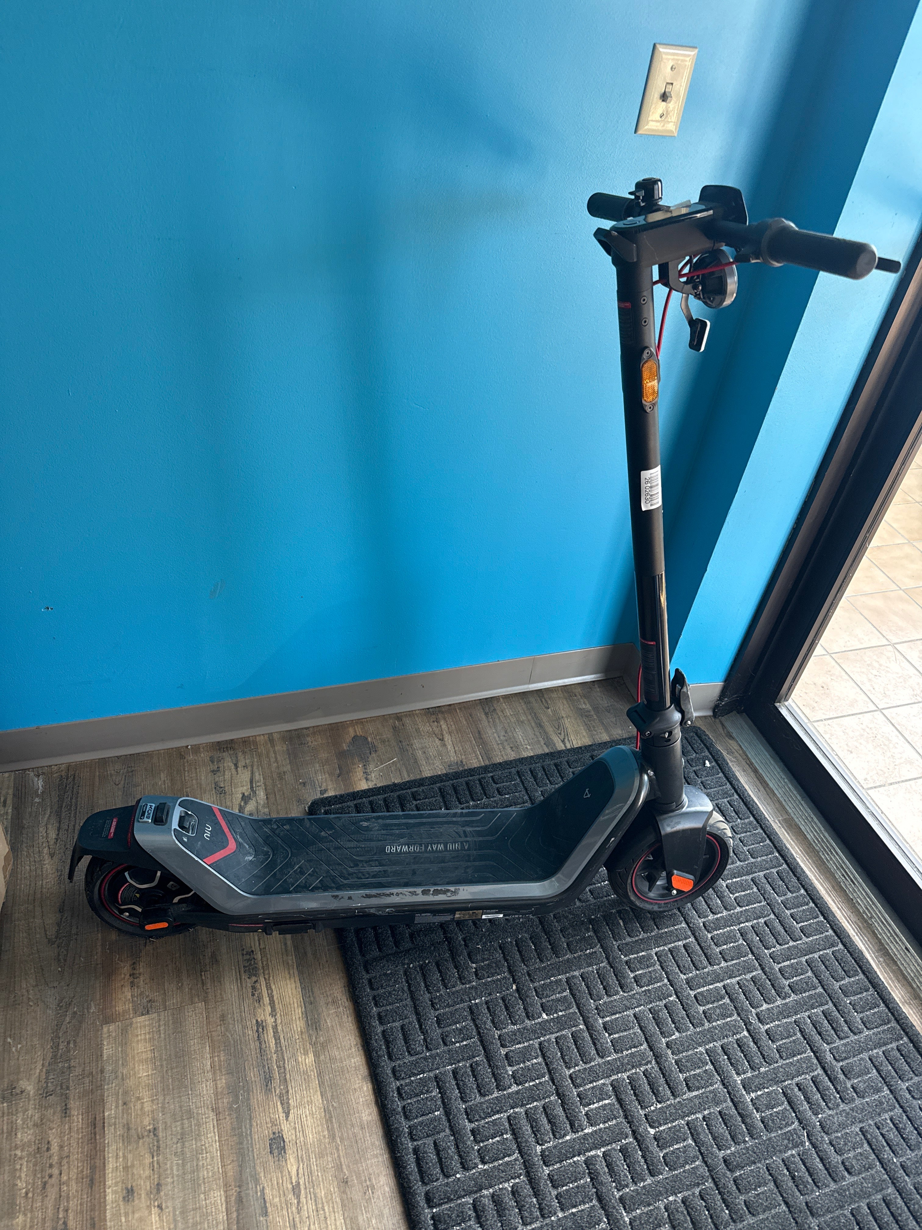 Used NIU - KQi3 Max Foldable Electric Kick Scooter w/ 40 mi Max Operating Range & 23.6 mph Max Speed - Space Gray