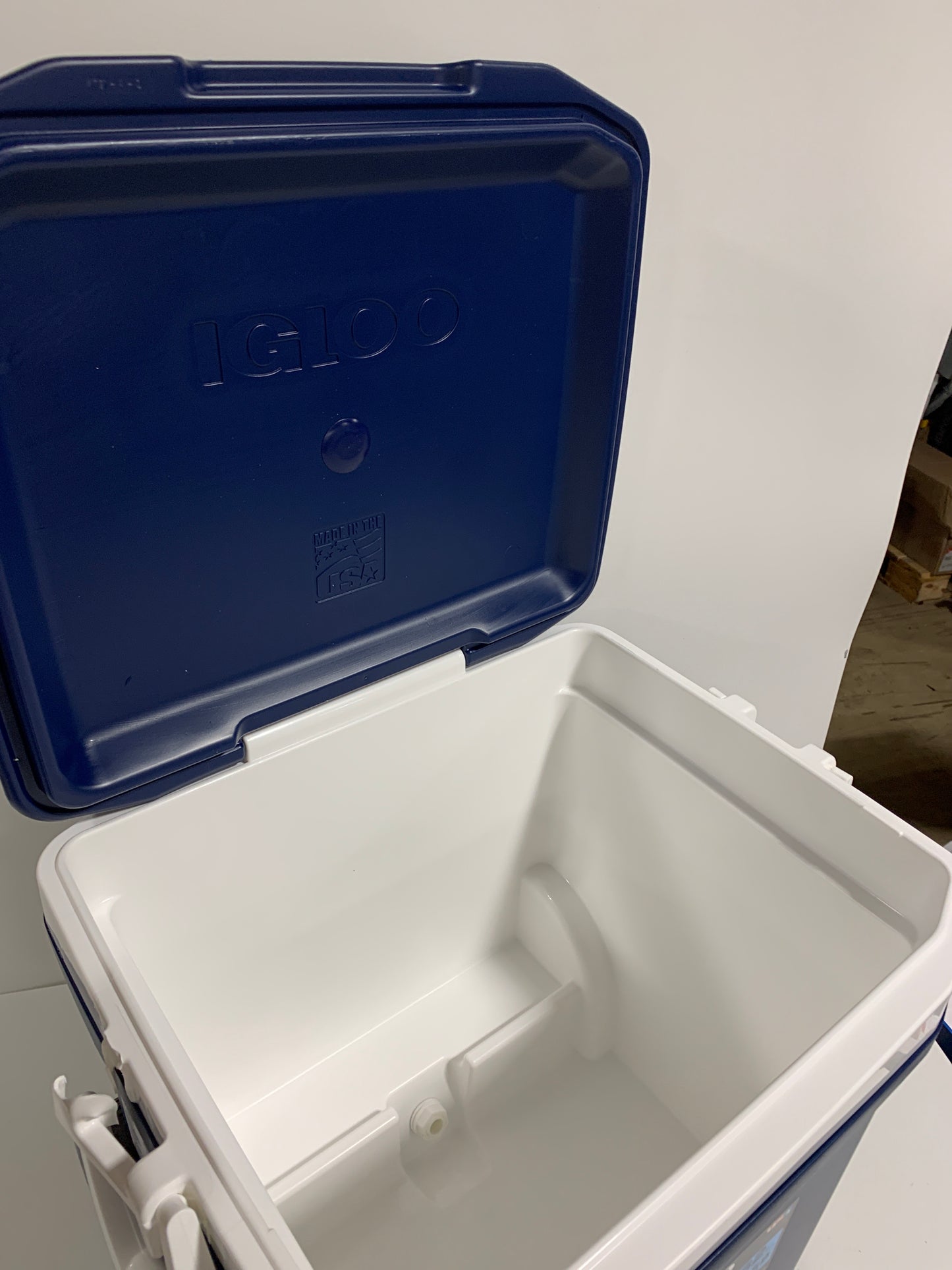 Used See Desc IGLOO MaxCold 58 Litre (62 US QT) Roller Cool Box Ice Cooler 98 Cans