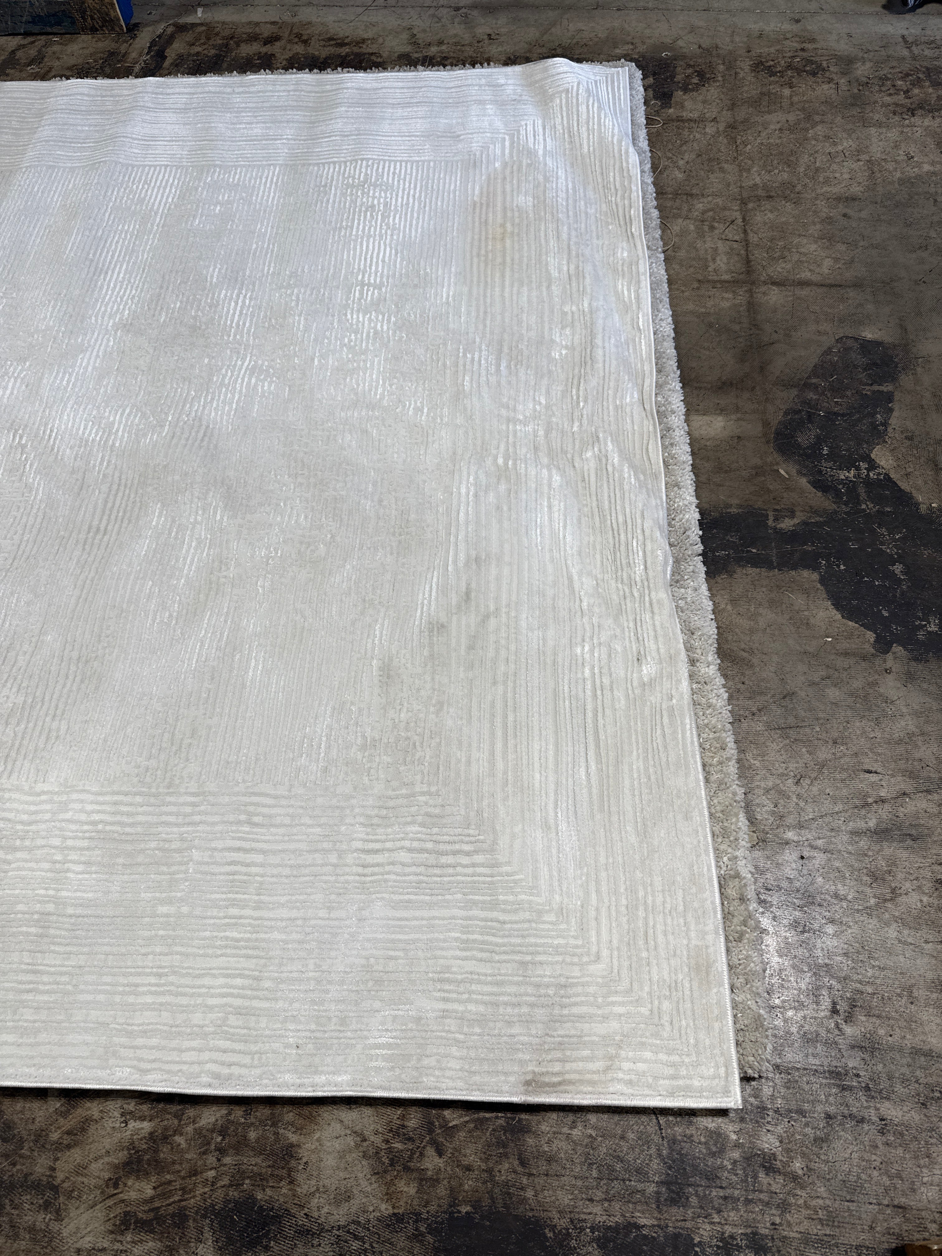Used Hampton Court Area Rug Collection Gaspar Ivory 8 x 10 - *Rugs