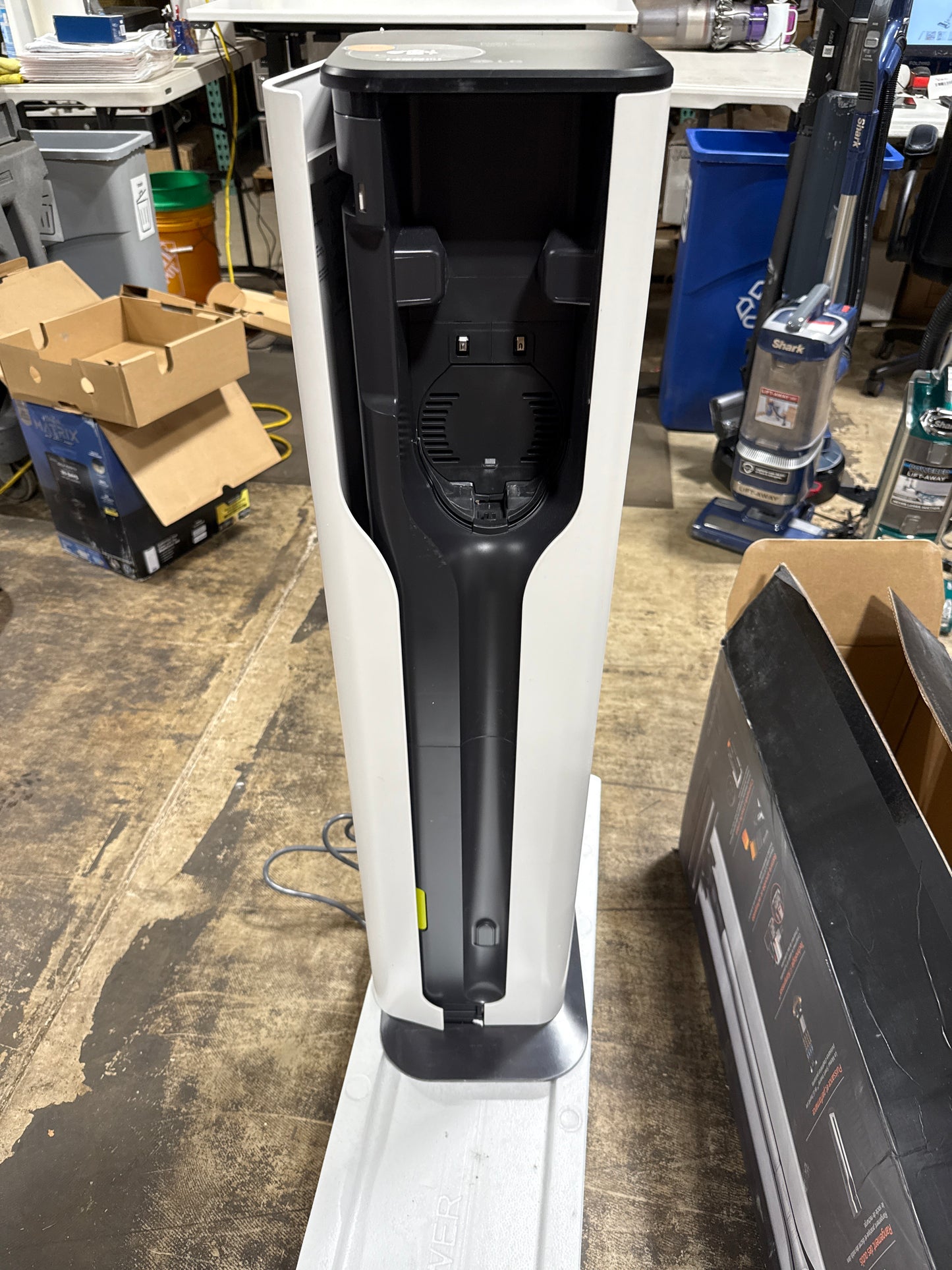 Used LG - CordZero All-in-One Cordless Stick Vacuum with Dual Floor Max Nozzle - Essence White