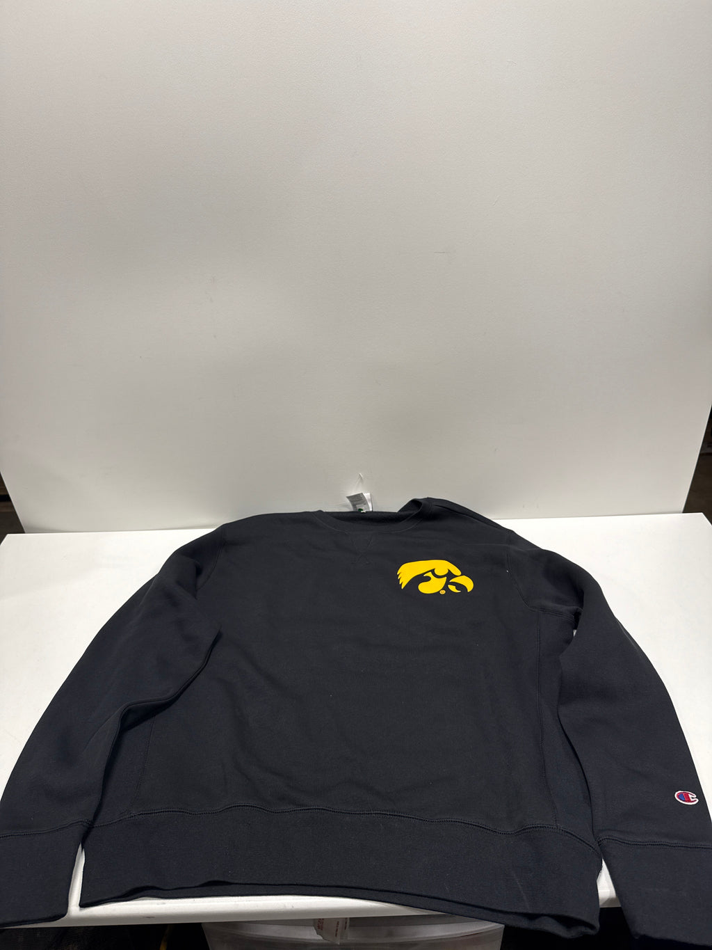 NCAA Iowa Hawkeyes Men's Champion Crew Neck Sweatshirt -L