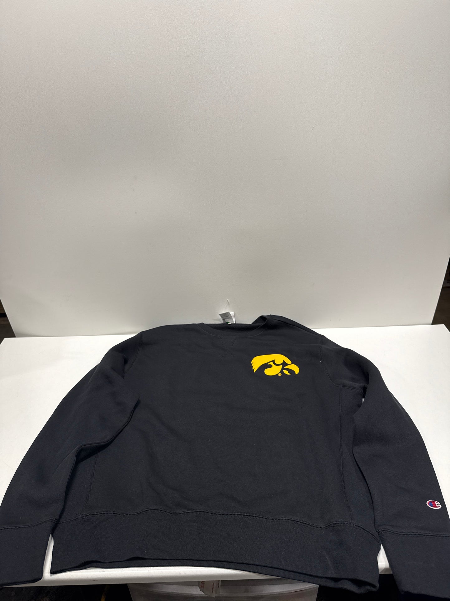 NCAA Iowa Hawkeyes Men's Champion Crew Neck Sweatshirt -L