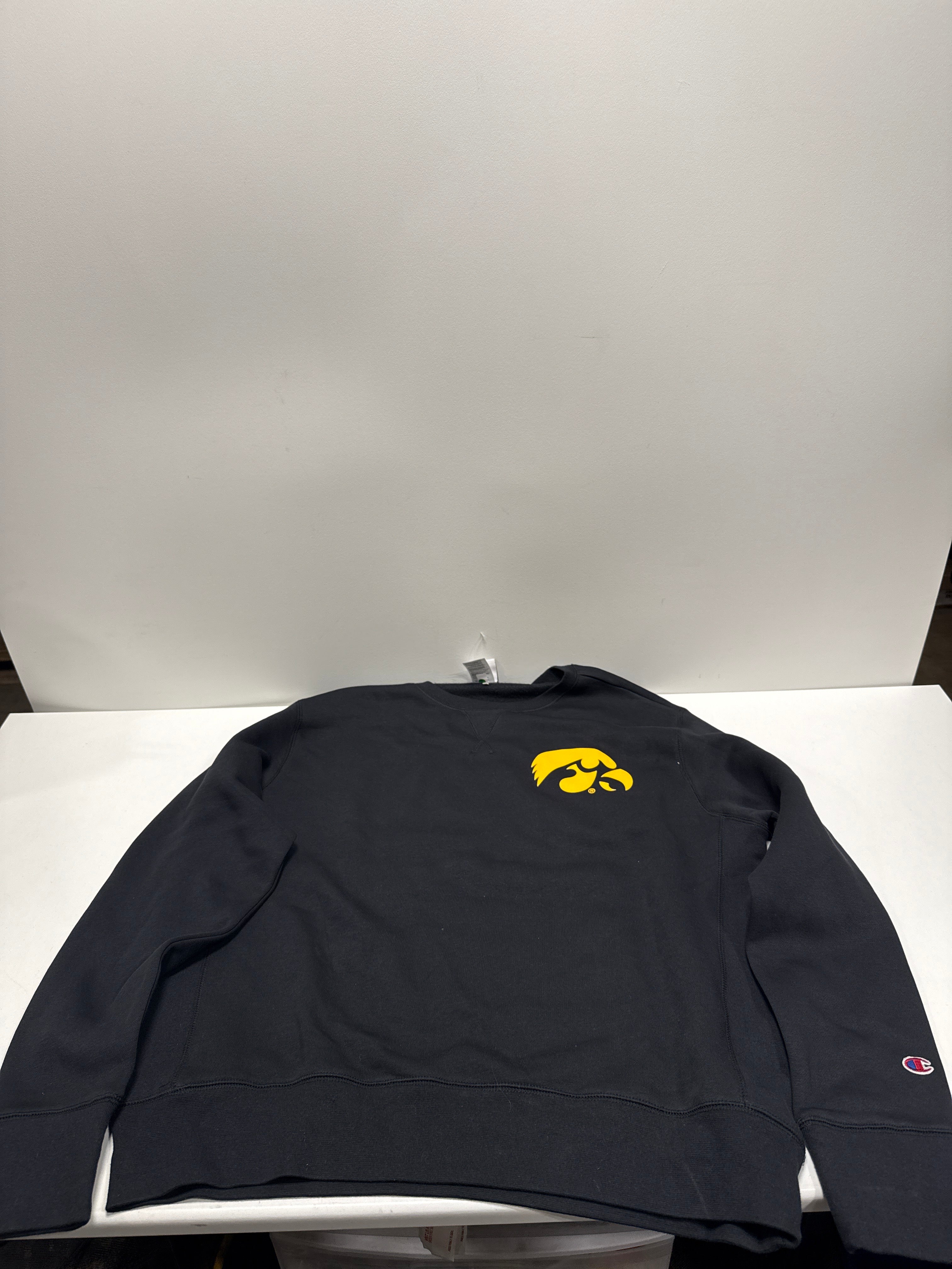 NCAA Iowa Hawkeyes Men's Champion Crew Neck Sweatshirt -L