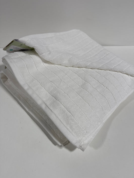 2 Textured Bath Towels