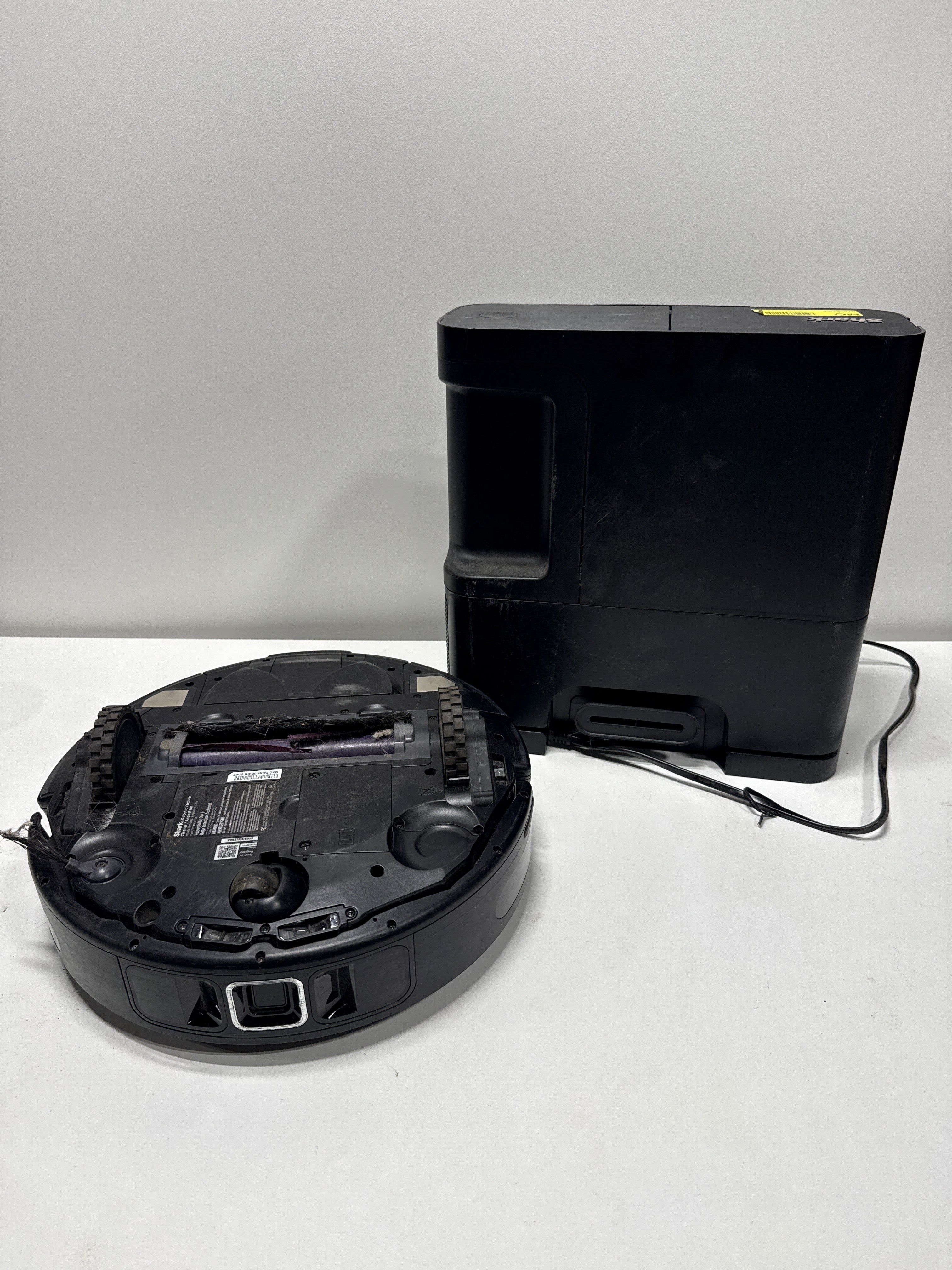 Used Shark PowerDetect Robot Vacuum Self-Emptying 60-Day Base Pet Friendly HEPA Filtration RV2820AE