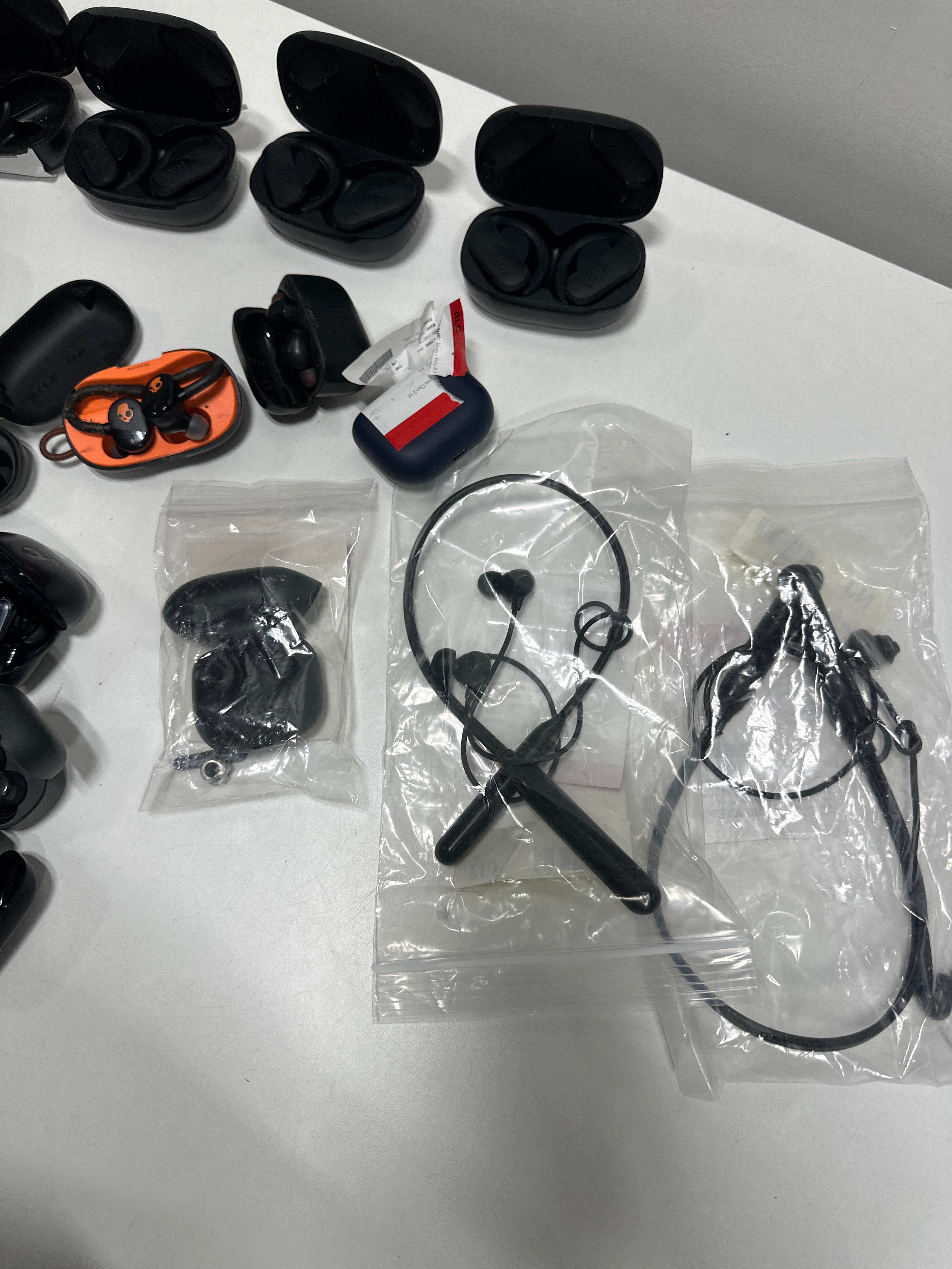 24 - JBL, Jabra, souncore and more For parts wireless earbuds