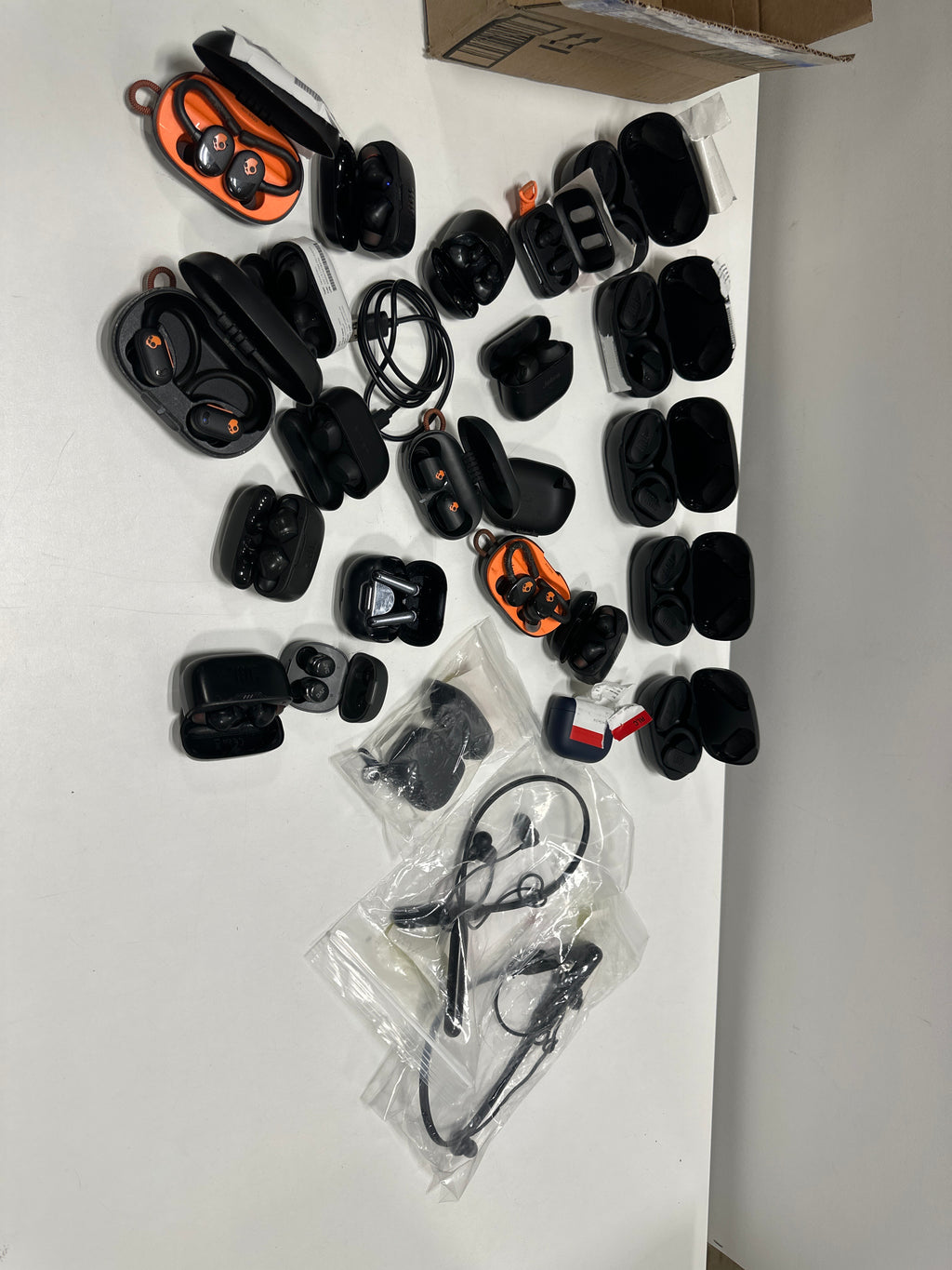 24 - JBL, Jabra, souncore and more For parts wireless earbuds