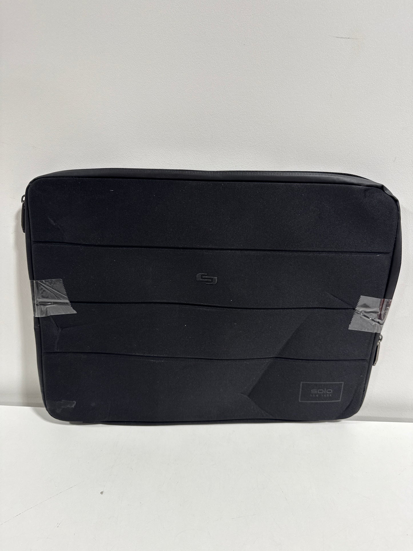 Solo New York Bond Sleeve for 17.3" Laptops, Black