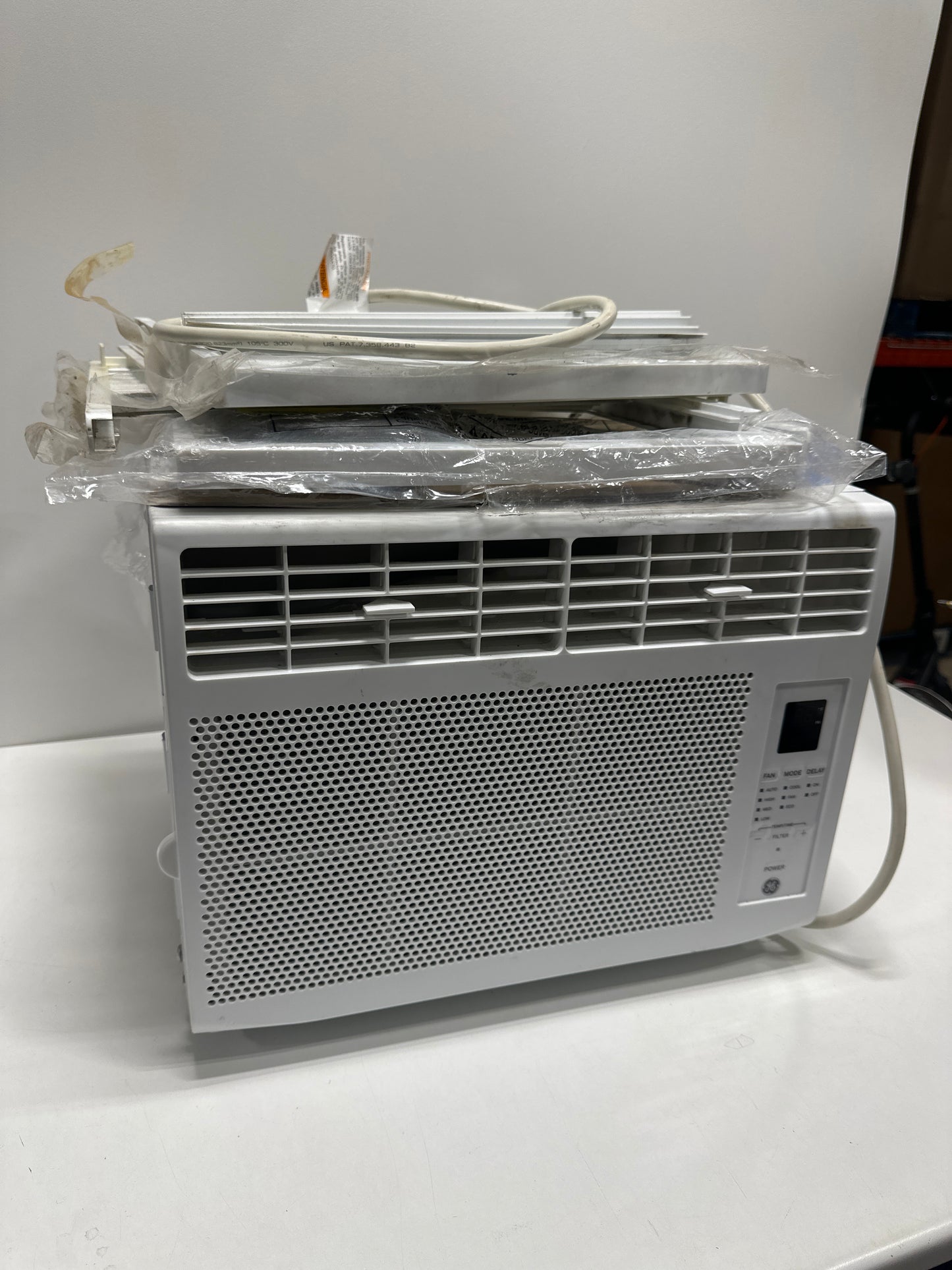 Used GE - 150 Sq. Ft 5000 BTU Window Air Conditioner - White