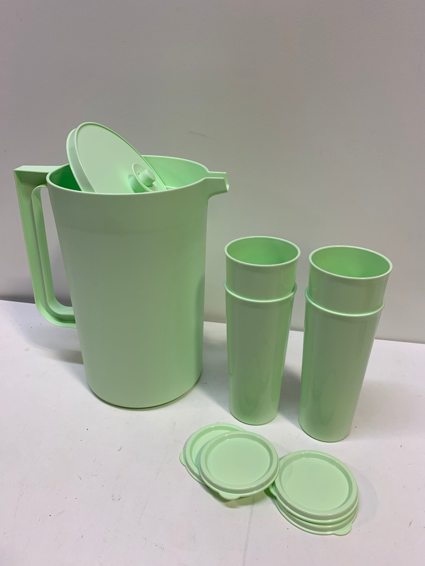Tupperware 1 Gallon Pitcher Light Green + 4 Tumblers