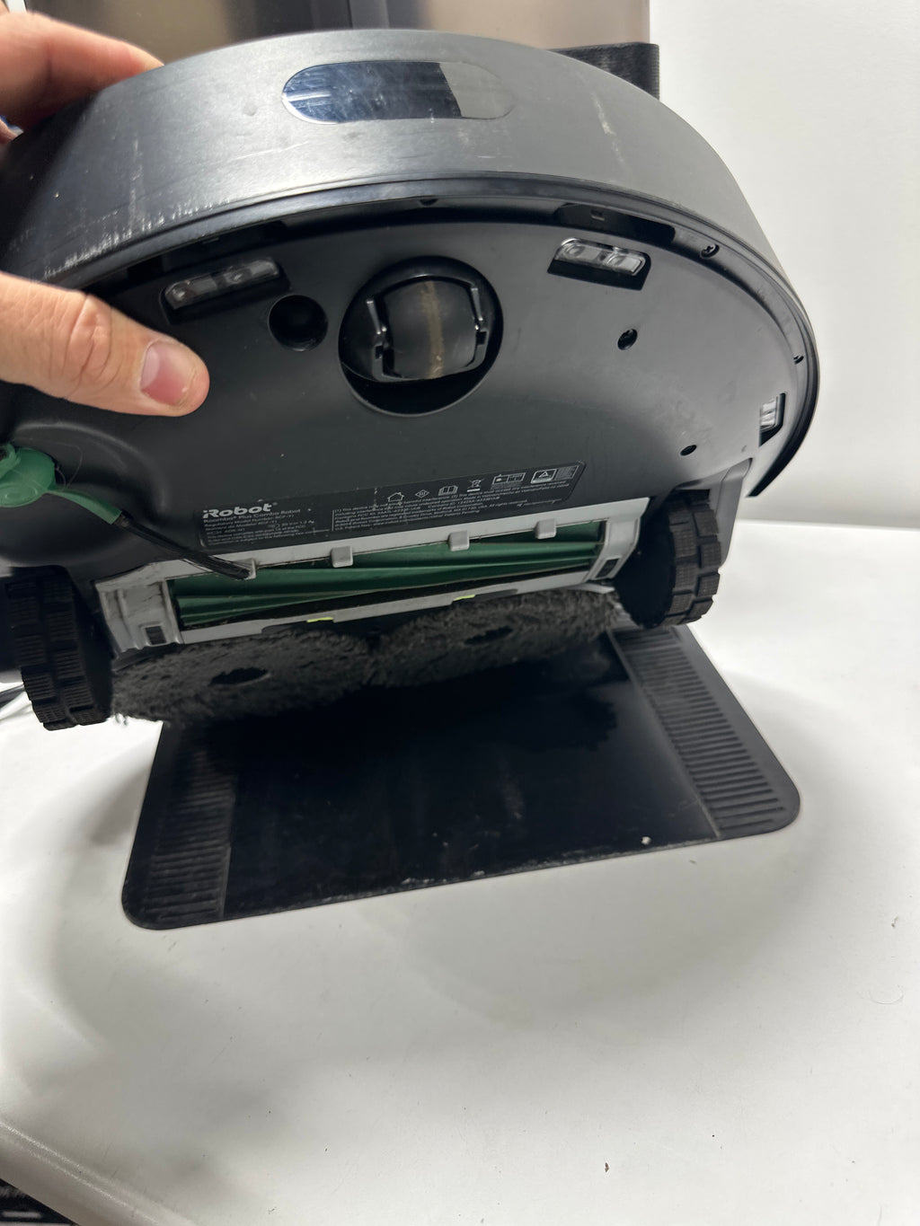 Used Roomba Combo J9+ Self-Emptying and Auto-Fill Robot Vacuum and Mop