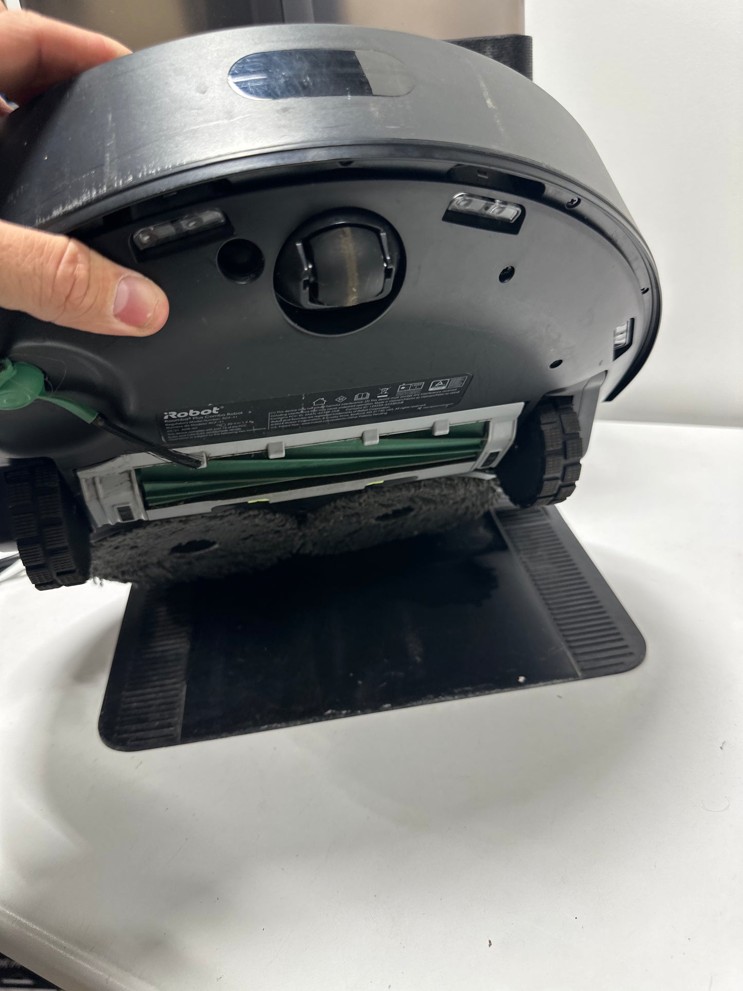 Used Roomba Combo J9+ Self-Emptying and Auto-Fill Robot Vacuum and Mop