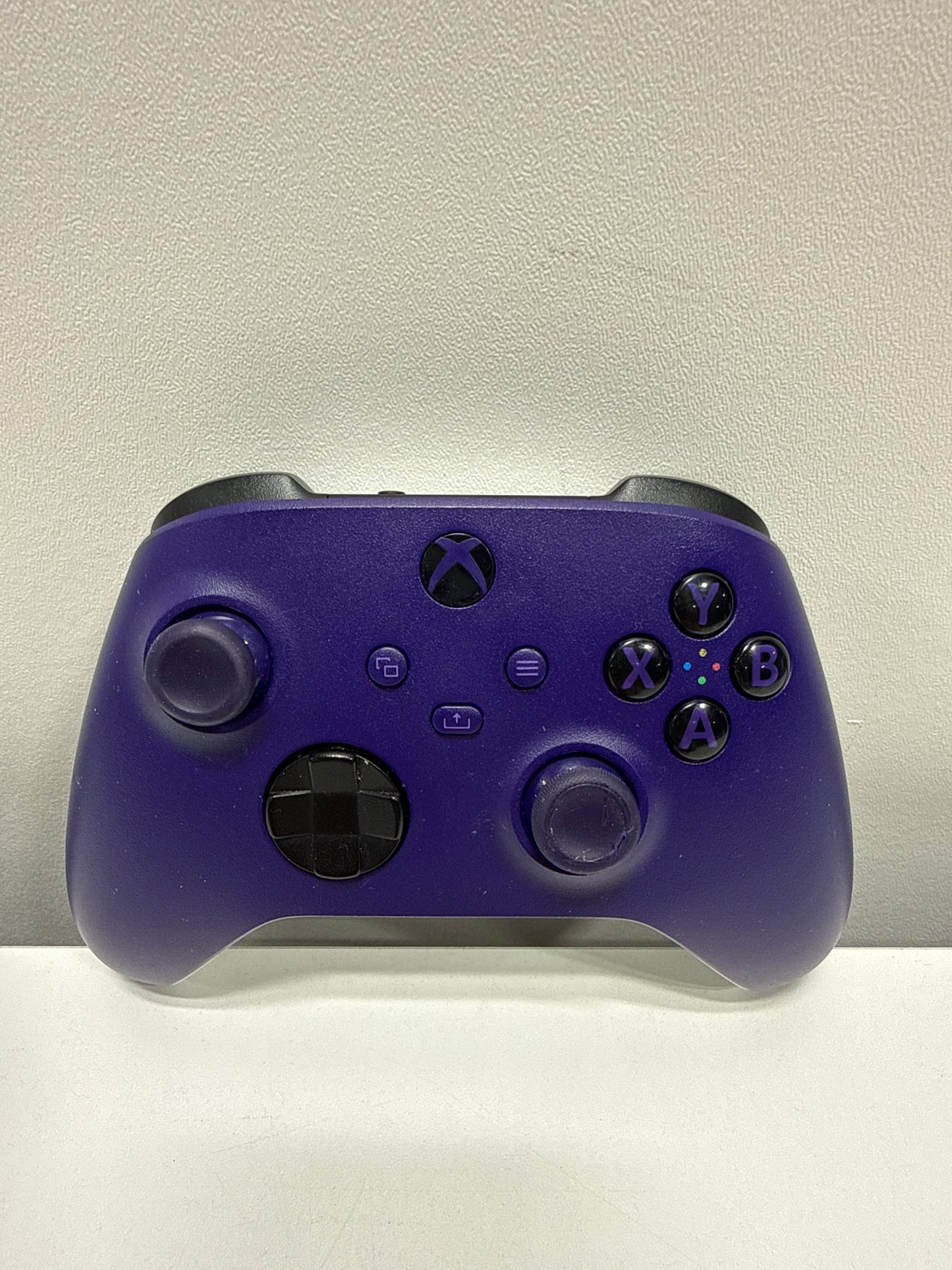 Used Microsoft - Xbox Wireless Controller for Xbox Series X, Xbox Series S, Xbox One, PCs, and Cloud-Enabled Devices - Astral Purple