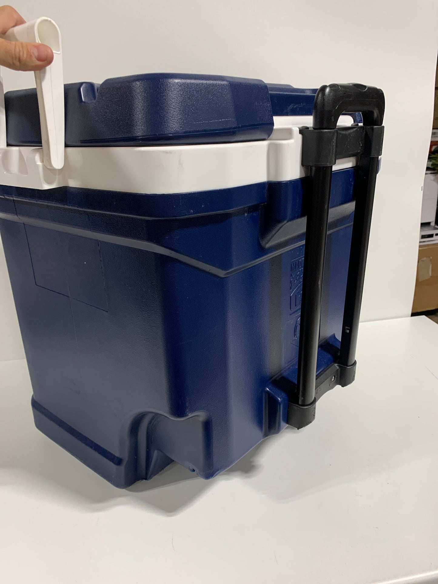 Used See Desc IGLOO MaxCold 58 Litre (62 US QT) Roller Cool Box Ice Cooler 98 Cans