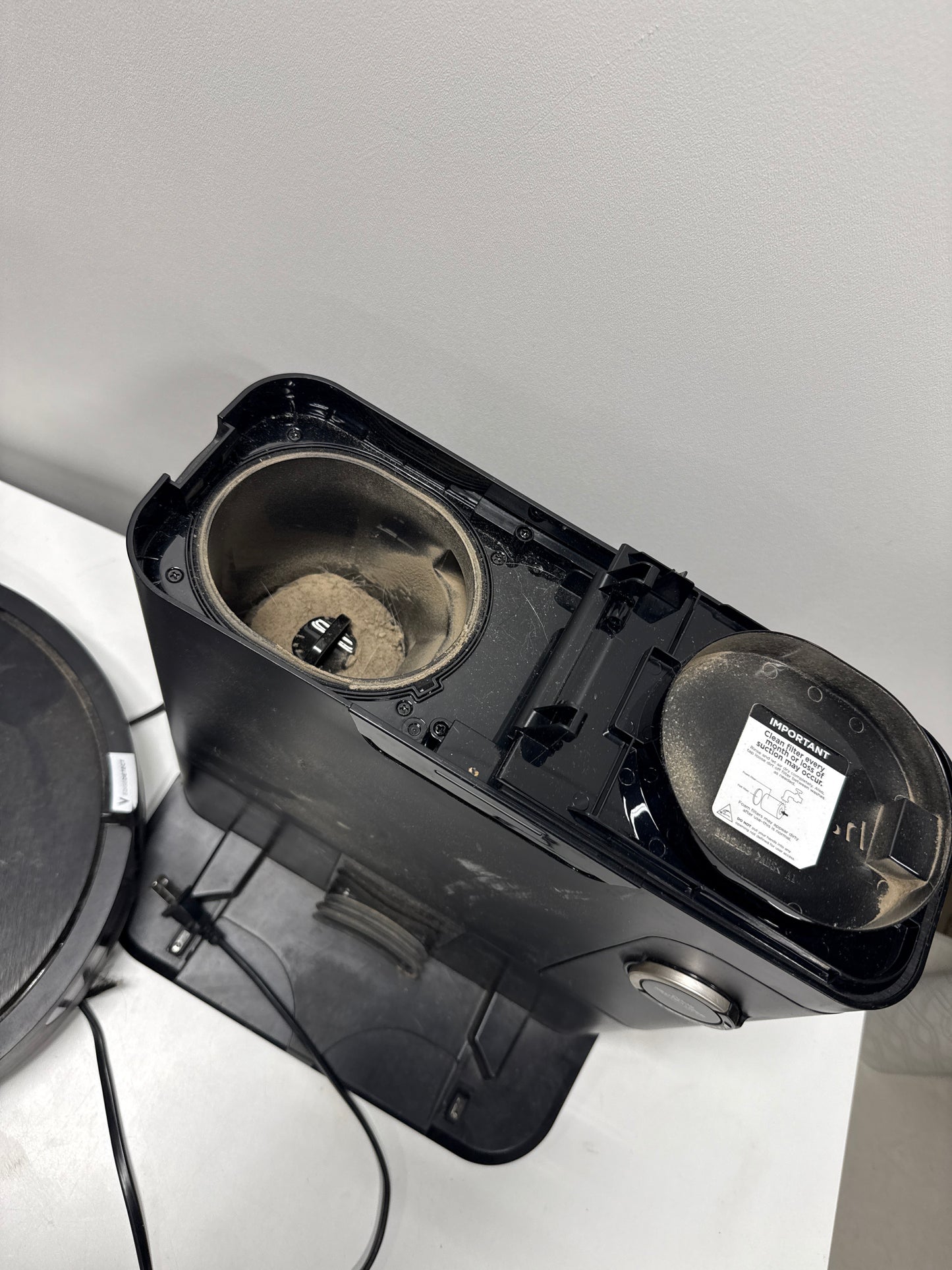 Used Shark PowerDetect Robot Vacuum Self-Emptying 60-Day Base Pet Friendly HEPA Filtration RV2820AE