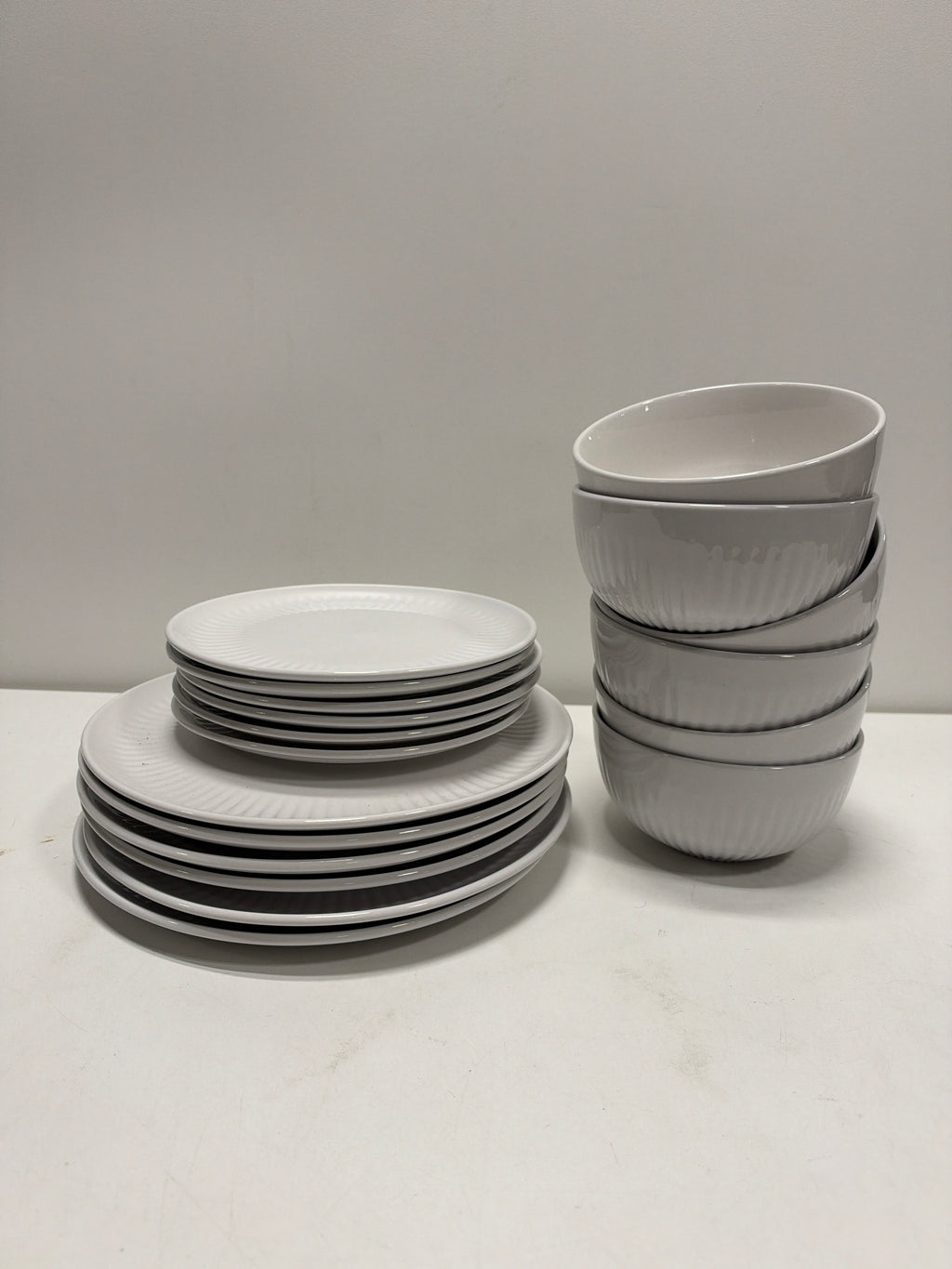 over&back 18-piece Porcelain Dinnerware Set Service for 6