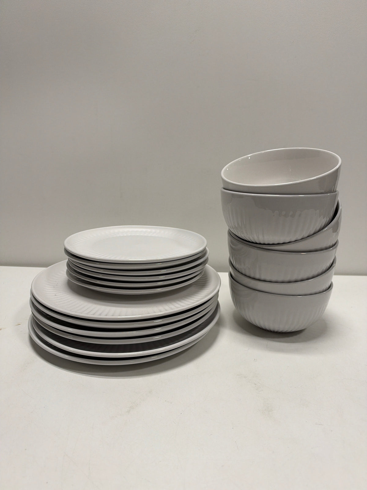 over&back 18-piece Porcelain Dinnerware Set Service for 6