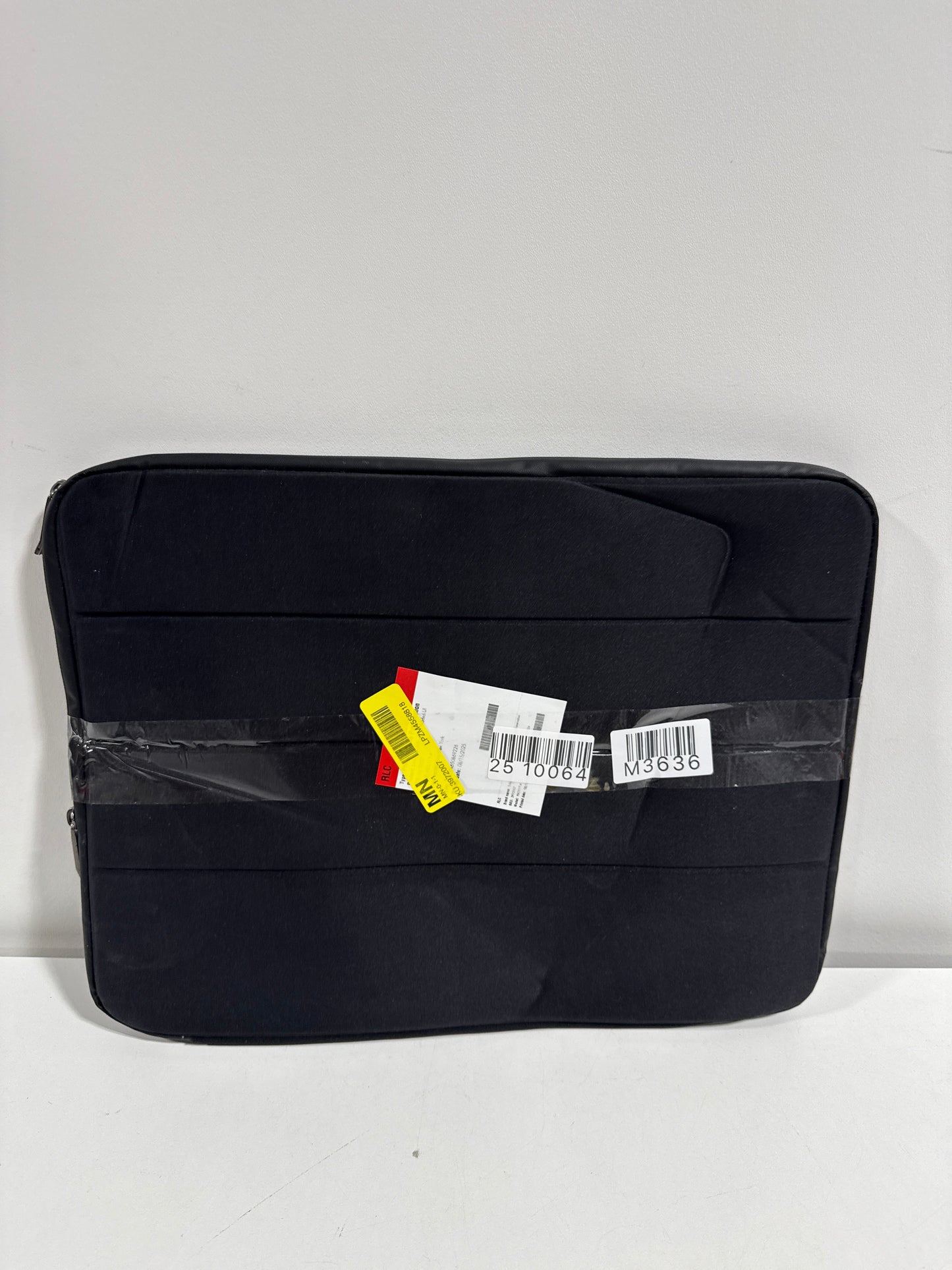 Solo New York Bond Sleeve for 17.3" Laptops, Black
