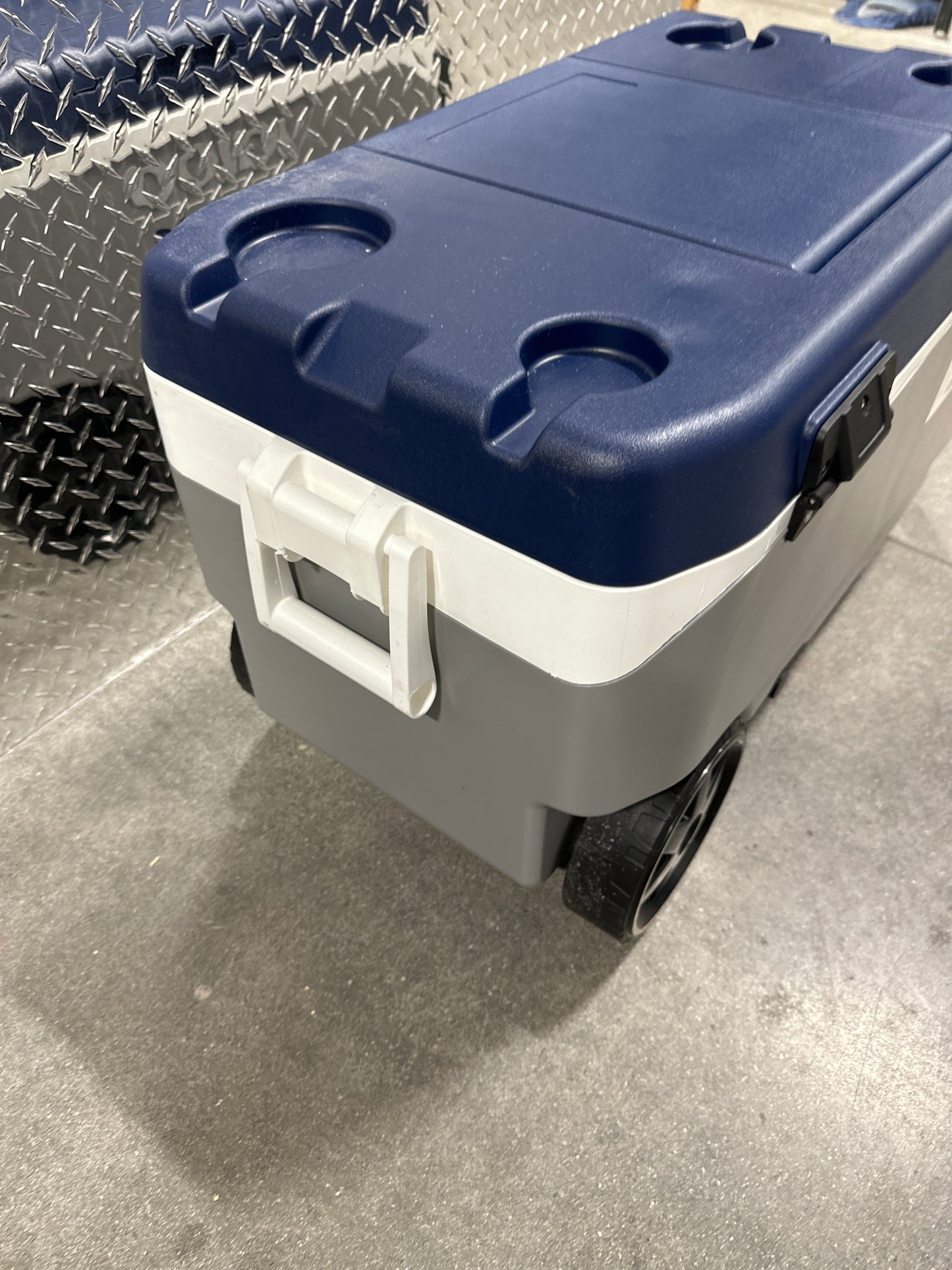 Igloo 90-quart Maxcold Flip and Tow Cooler