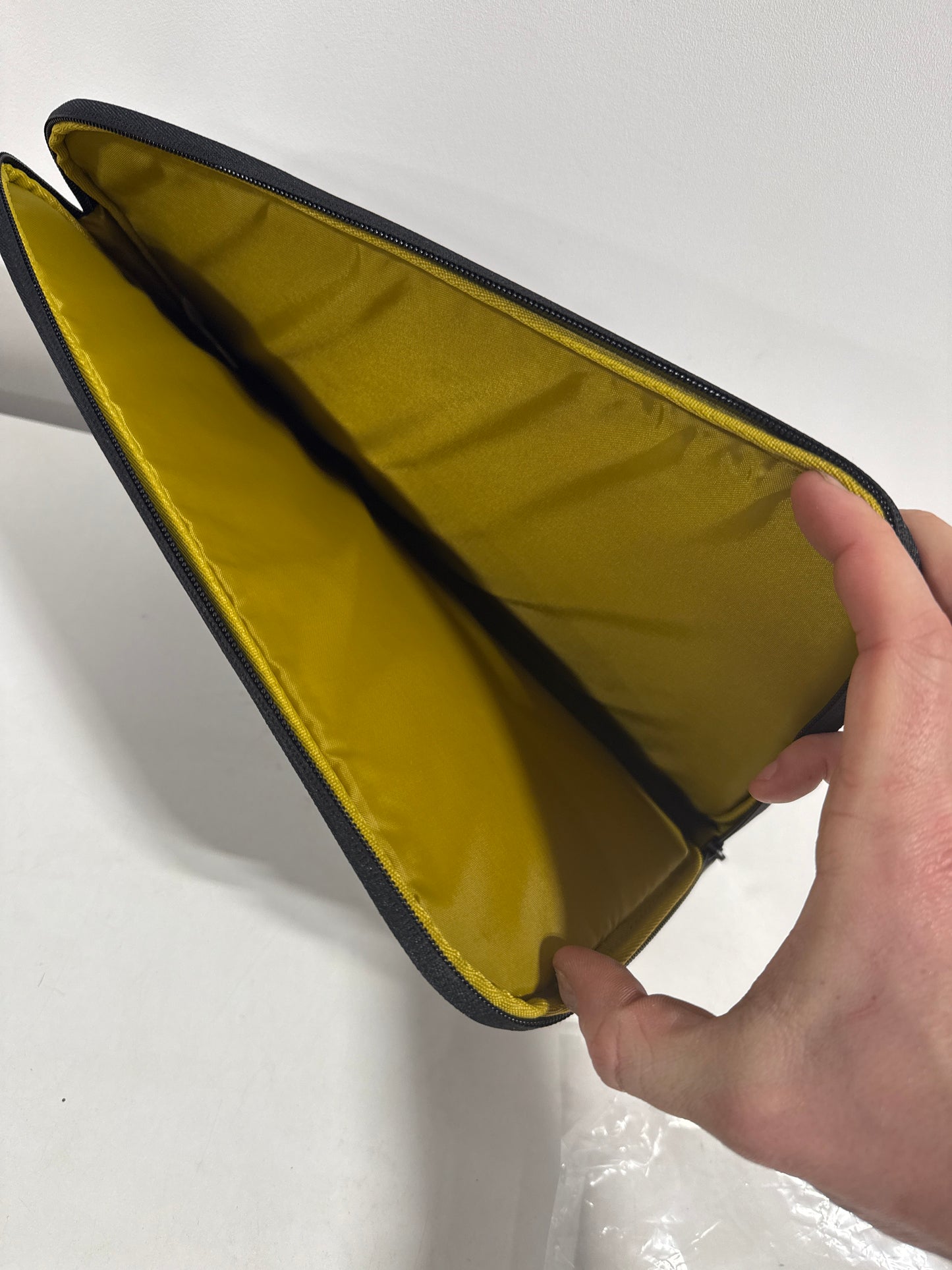 Case Logic - Ashton 13” Laptop Sleeve Laptop Case and Tablet Sleeve with Padded Interior and Zippered Pocket for Accessories - Black