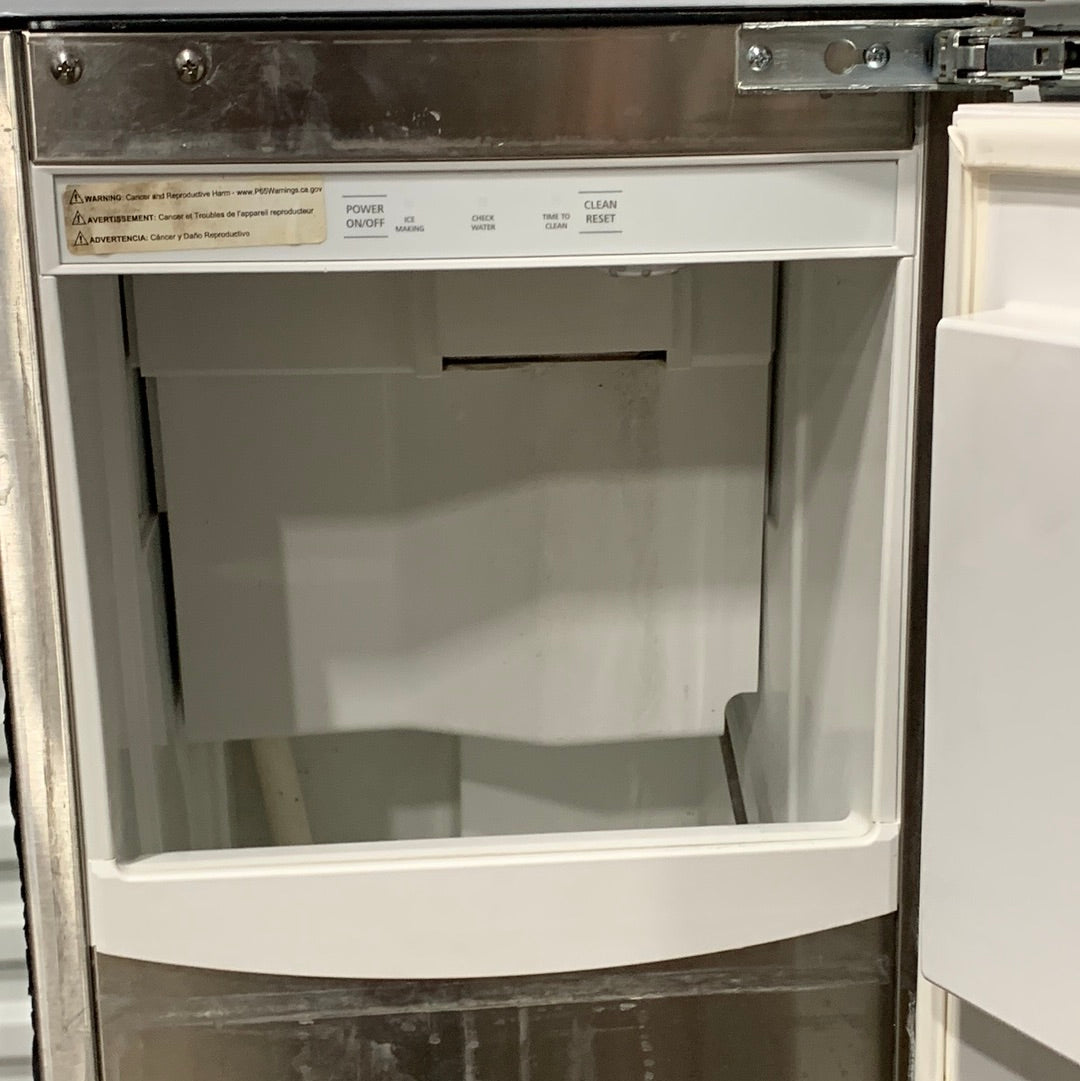 Used See Desc GE - 15" 26-Lb. Freestanding Ice maker with Nugget Clear Ice - Custom Panel Ready