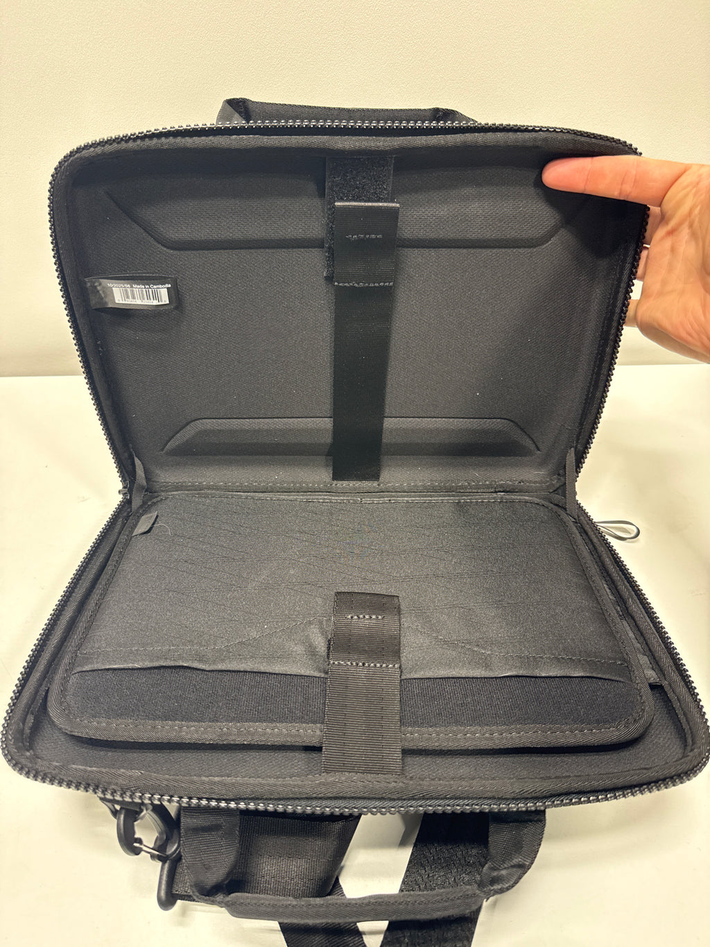 Thule - Gauntlet 4 Attaché Briefcase for 14” MacBook Pro, 13” MacBook Pro, 13” MacBook Air, & 12.3" PCs, Laptops & Chromebooks - Black