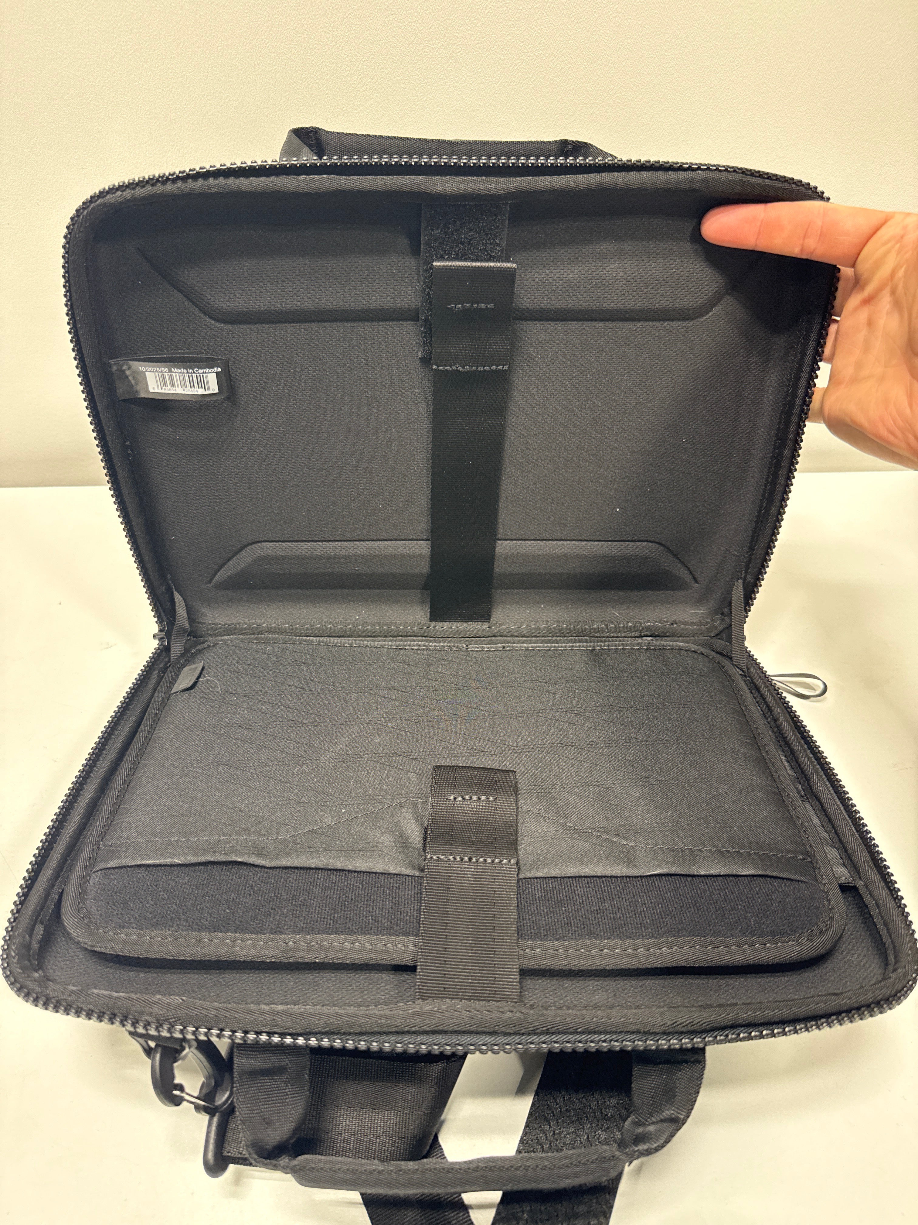 Thule - Gauntlet 4 Attaché Briefcase for 14” MacBook Pro, 13” MacBook Pro, 13” MacBook Air, & 12.3" PCs, Laptops & Chromebooks - Black